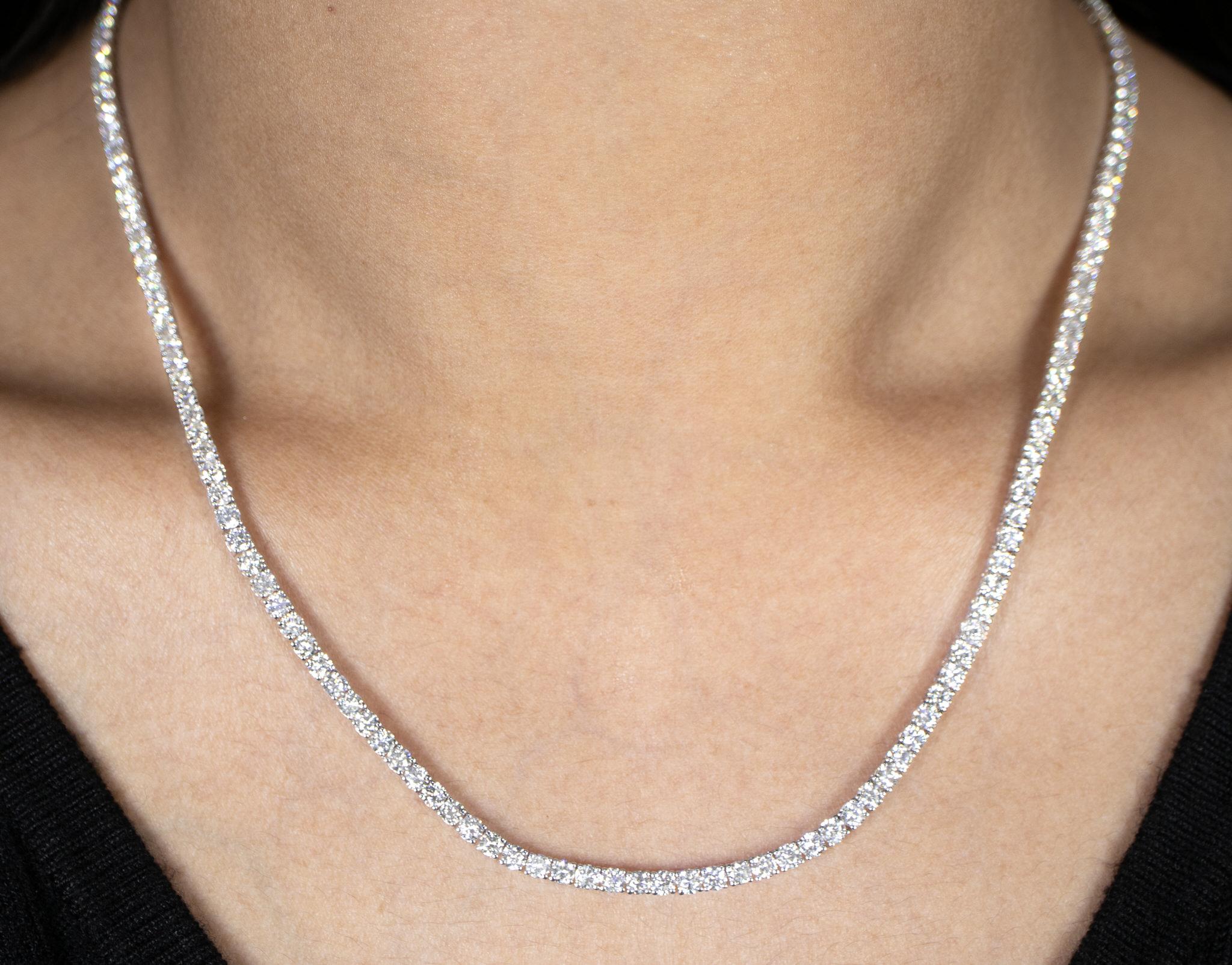 Il est accompagné d'une évaluation gemmologique par la GIA (GG/AJP).
Toutes les pierres précieuses sont naturelles
Diamants = 11,50 carats
Taille : Rond, Clarté : F-H, Clarté : VS-SI
Métal : Or blanc 18K
Longueur du collier : 17 pouces
Largeur du