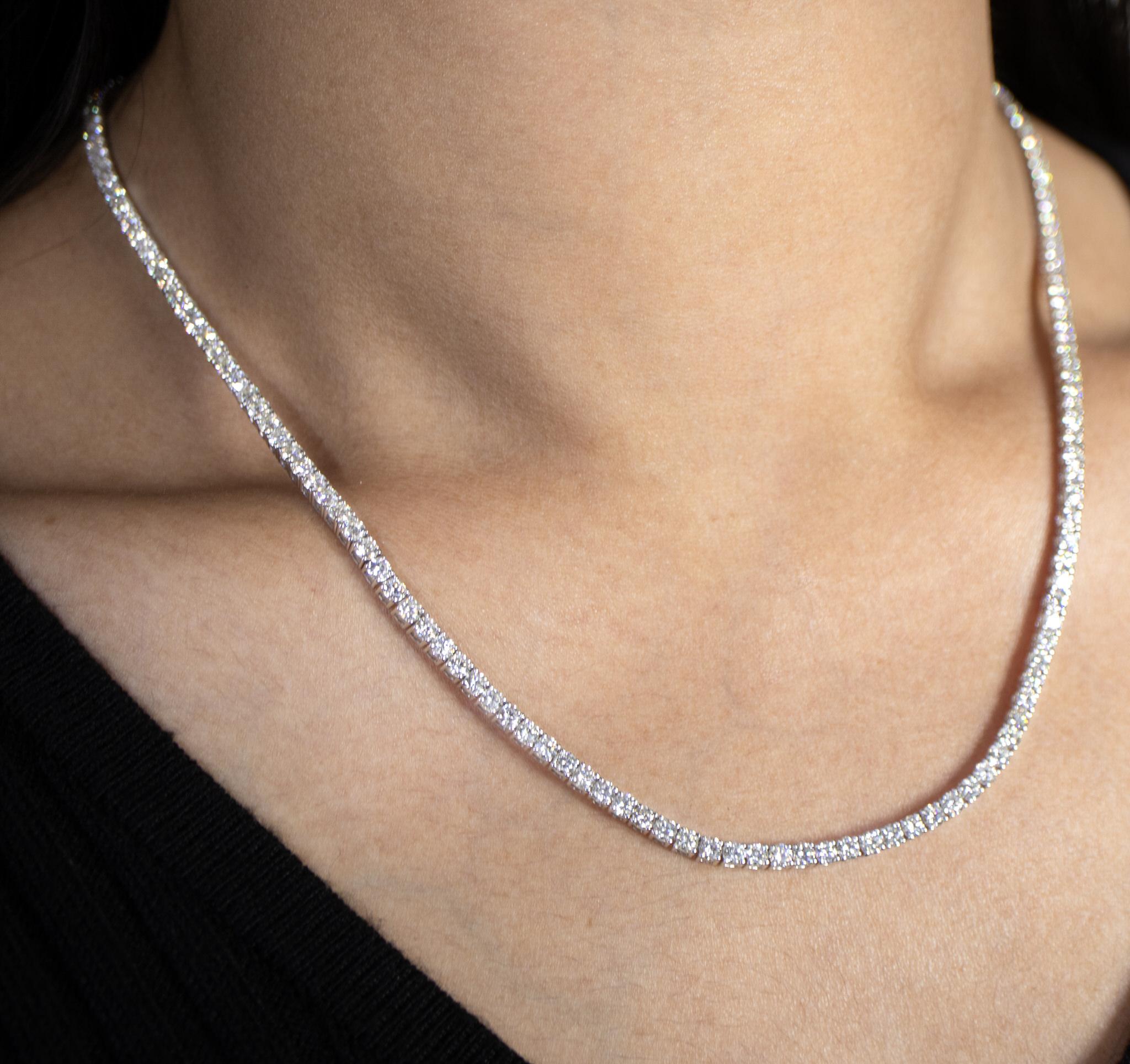 Moderne Collier tennis en or 18 carats avec diamants 11,5 carats en vente