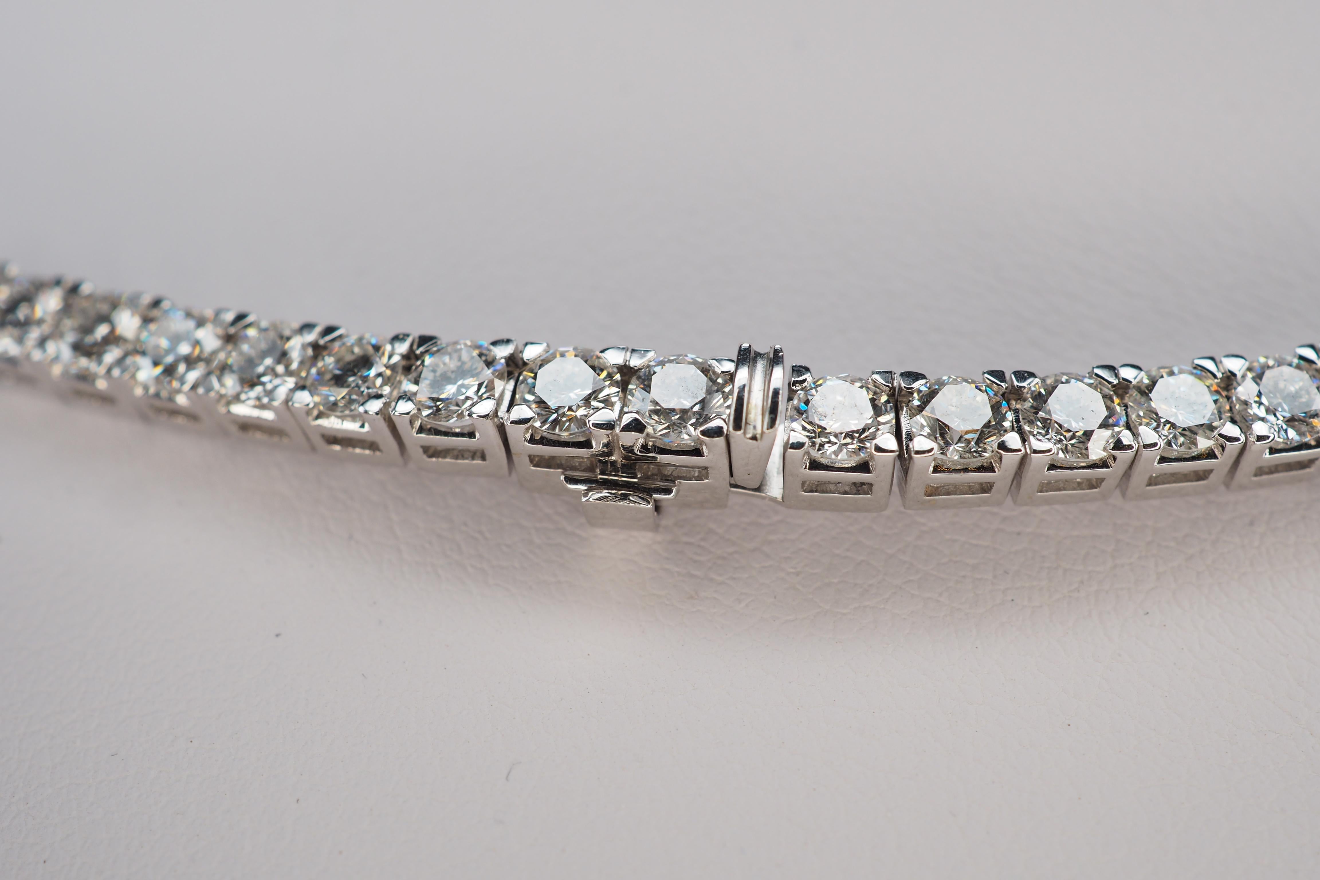 Diamond Tennis Necklace, 19.72 ct In Excellent Condition For Sale In Basel, BS