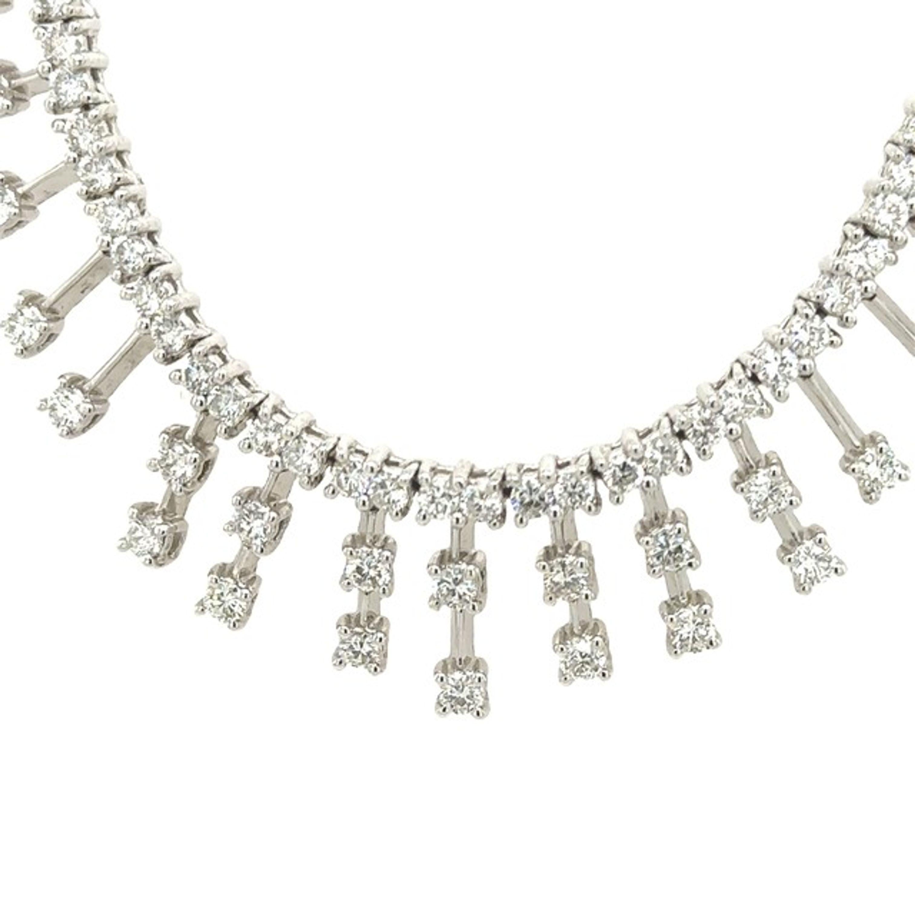 Questa splendida collana tennis presenta 4,0 ct di diamanti naturali taglio brillante rotondo in oro bianco 18 ct. È perfetto per ogni occasione ed è un ottimo regalo per una persona cara.

Informazioni aggiuntive:
Peso totale dei diamanti: