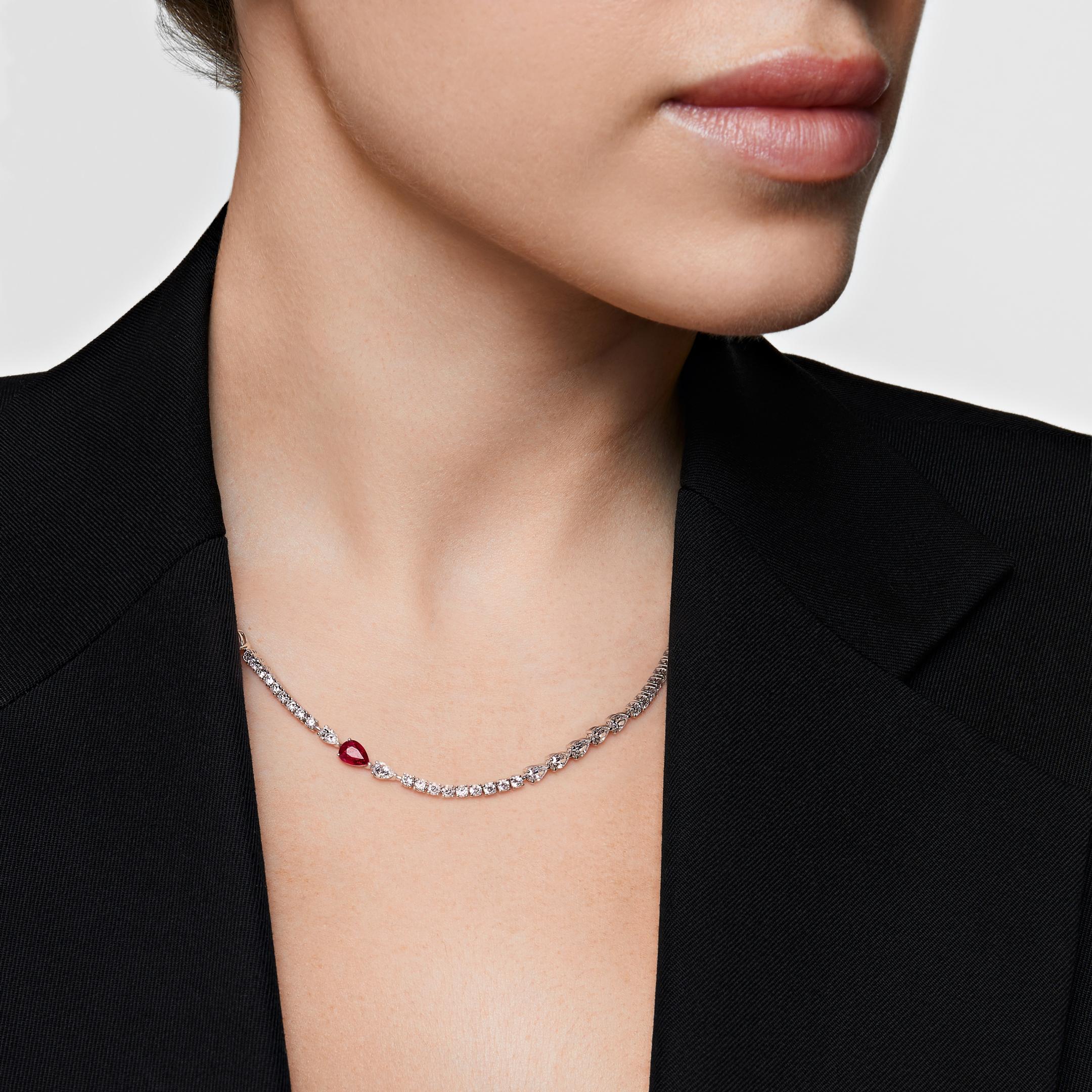 Questa non è la solita collana da tennis. Un mix di forme di diamanti e un tocco di colore rendono la collana Tennis con diamanti e accenti di rubino molto più interessante. Sezioni di diamanti a forma di pera si alternano a diamanti rotondi a