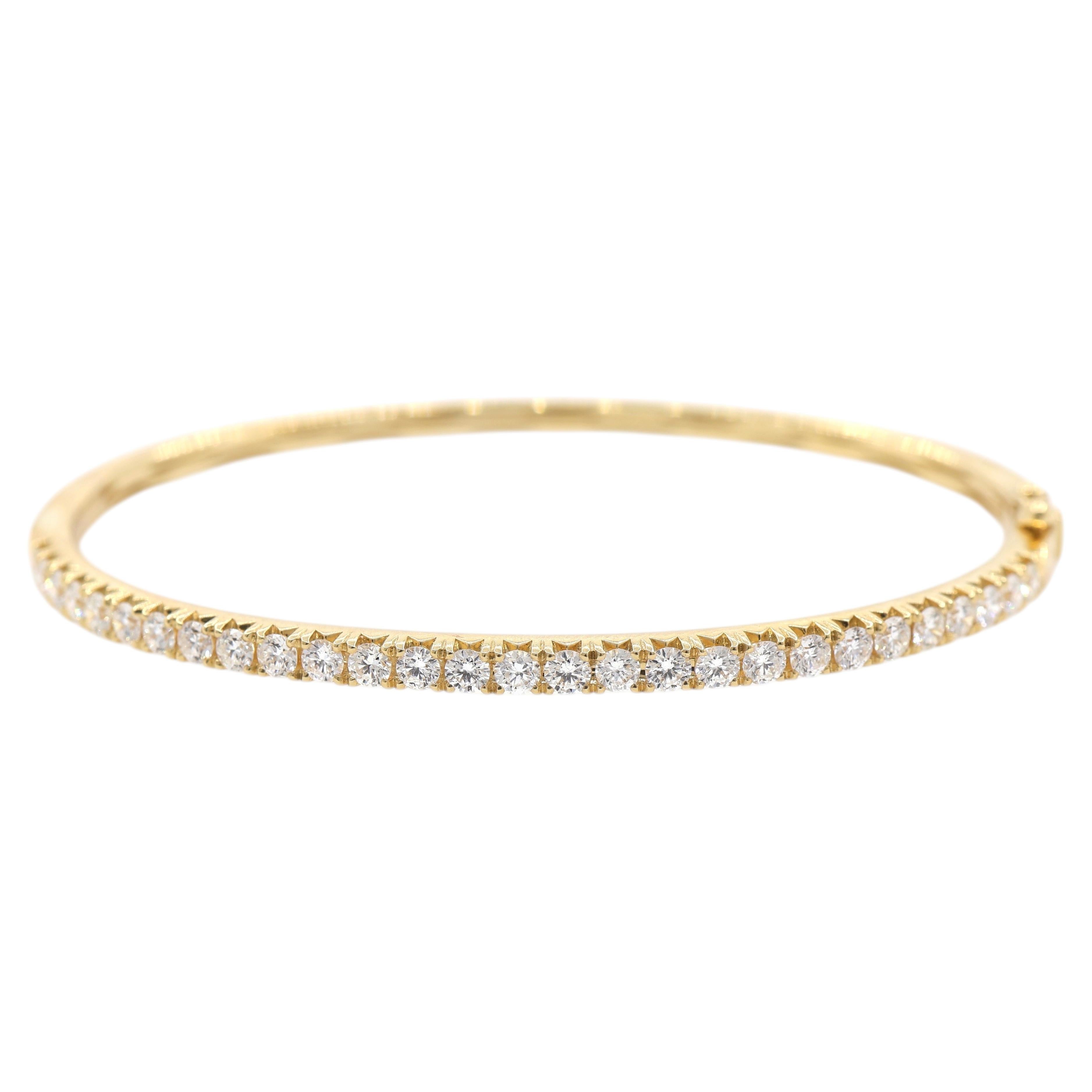 Diamond Tennis Style Bangle Bracelet 1.57 Carat. Modern 18K Yellow Gold For Sale