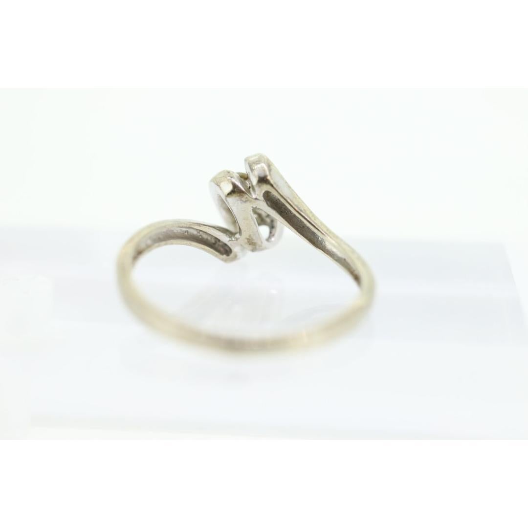 Diamond Tension Ring. 10k White Gold Diamond Bypass Double diamond Swirl Swivel In Good Condition For Sale In Port Charlotte, FL