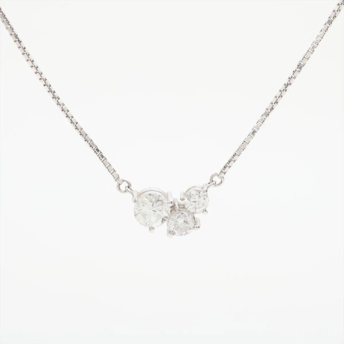 El collar de tres diamantes talla redonda en platino es una pieza atemporal y elegante que destila sofisticación. Elaborado en luminoso platino, el collar exhibe tres brillantes diamantes de talla redonda, cada uno de ellos cuidadosamente