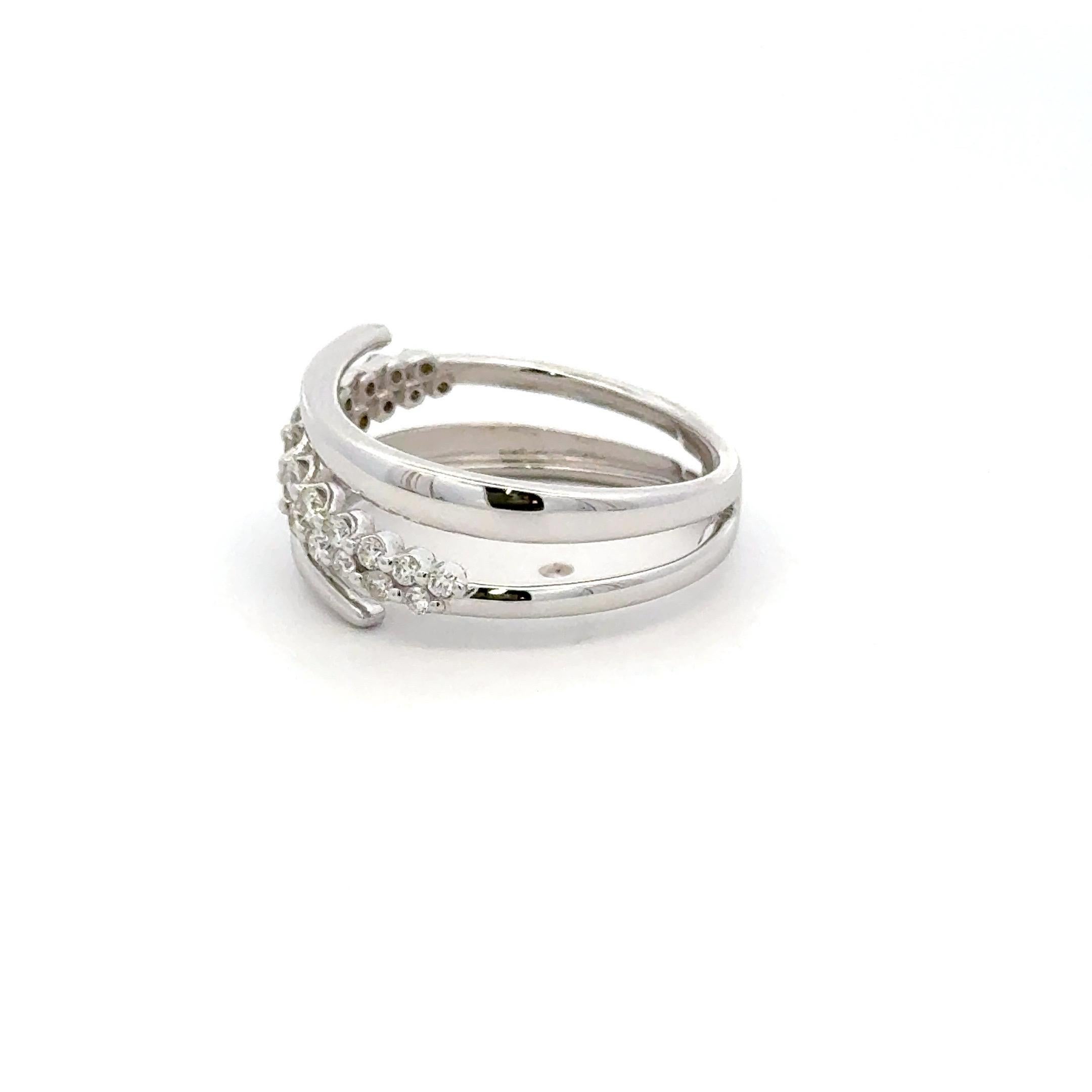 Questo elegante anello in oro bianco 14 carati presenta 24 Brillianti rotondi per un peso totale di 0,45 carati con qualità G-H SI che offrono un buon equilibrio di brillantezza. L'anello ha una misura di 7 e presenta un motivo a griffe. 
Il design