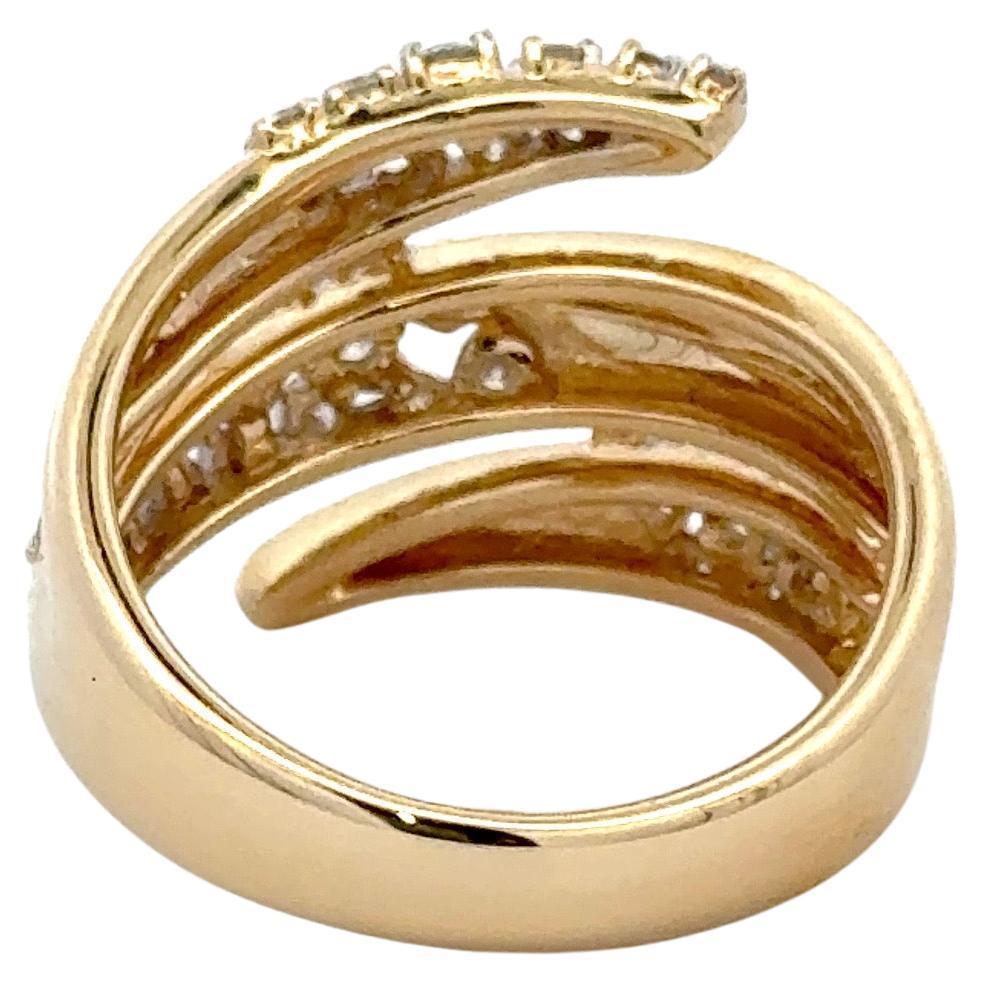 Questo elegante anello è realizzato in oro 14 carati con 44 diamanti rotondi taglio brillante per un totale di circa 0,92 carati. I diamanti, di colore G e purezza SI1, sono finemente incastonati per creare un luccichio continuo intorno alla fascia.