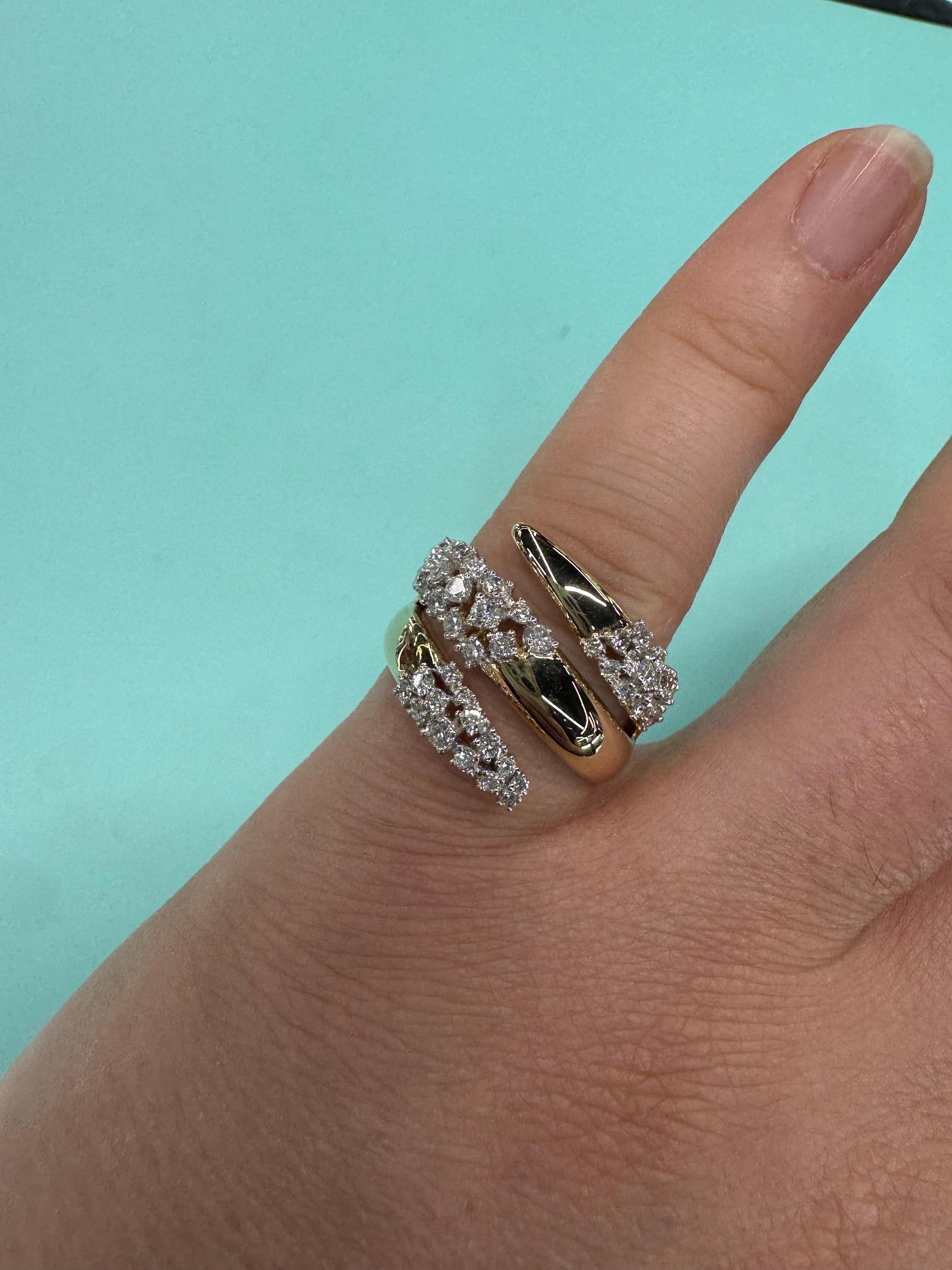Anello con diamante a tre file The Row 0,92 carati in oro giallo 14 carati G-H SI1-2 5,9 grammi In condizioni Nuovo in vendita a New York, NY