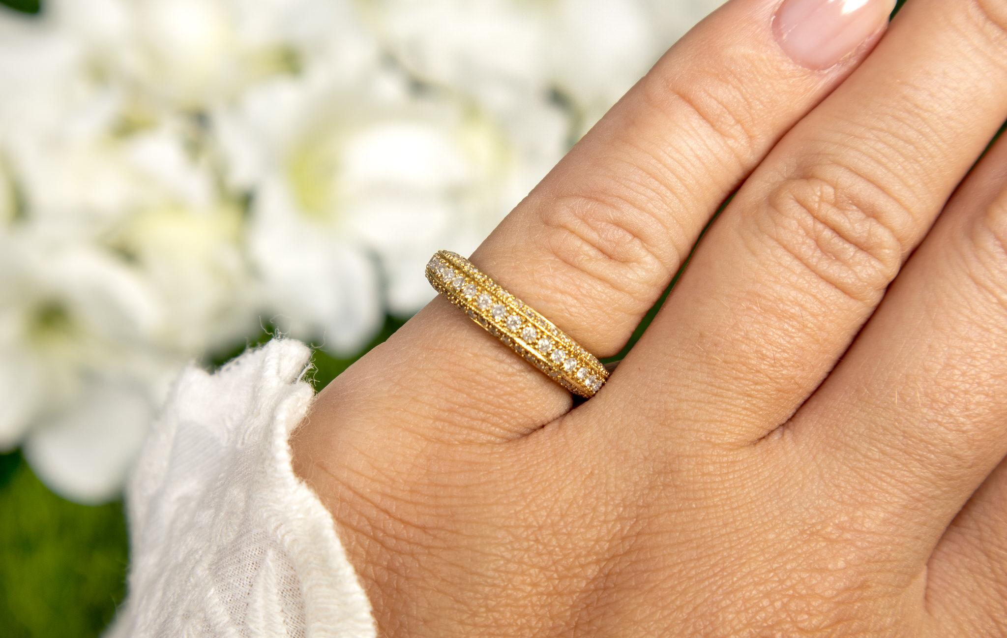 Es kommt mit dem Gemmologischen Gutachten von GIA GG/AJP
Alle Edelsteine sind natürlich
Diamanten = 1 Karat
Schnitt: Rund
Metall: 14K Gelbgold
Ringgröße: 5* US