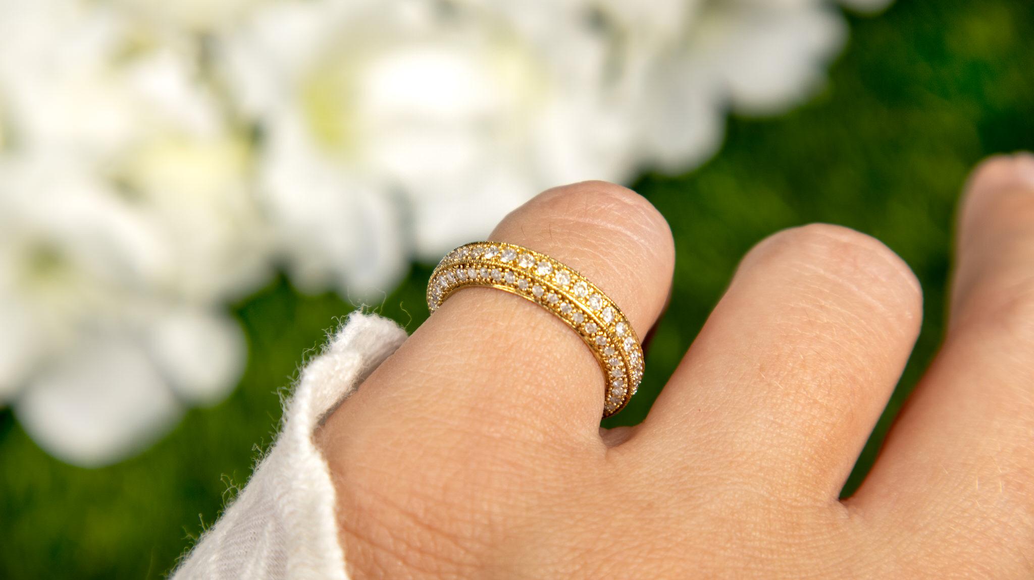 Eternity-Ring aus 14 Karat Gelbgold mit drei Reihen Diamanten (Zeitgenössisch) im Angebot