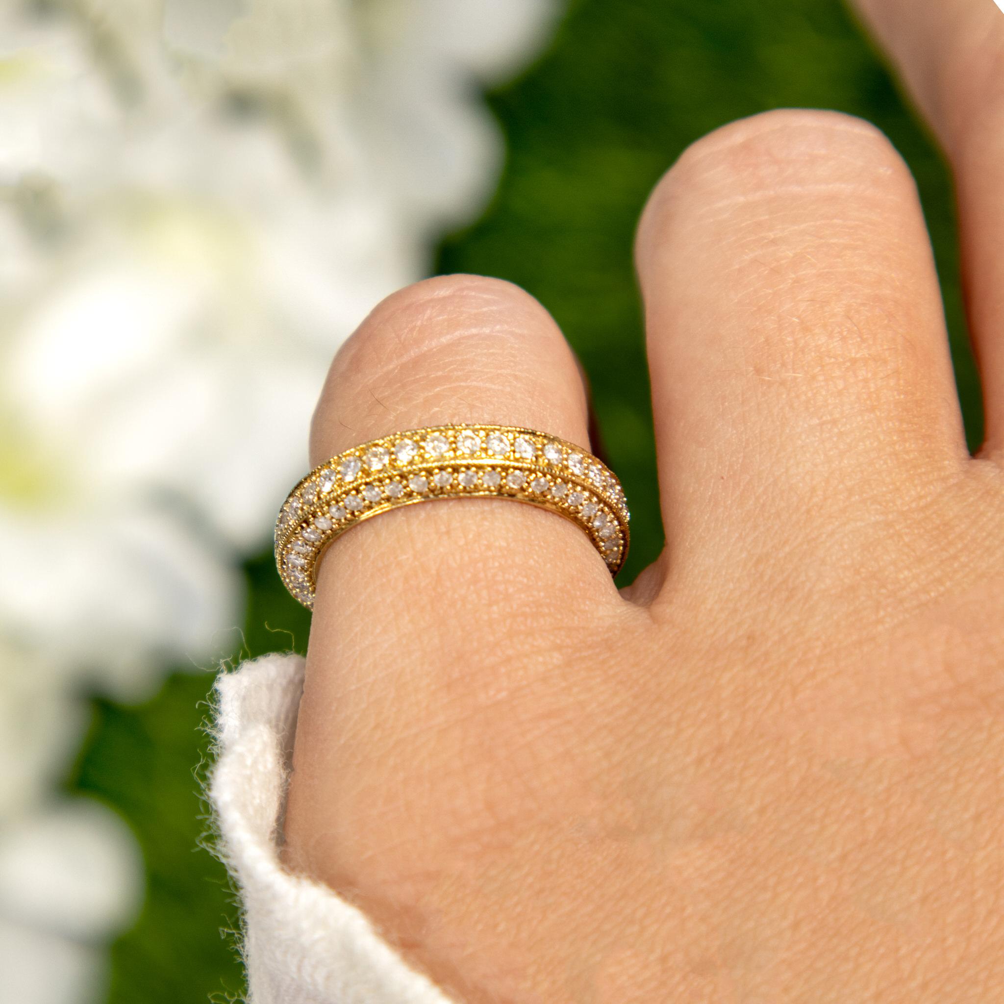 Eternity-Ring aus 14 Karat Gelbgold mit drei Reihen Diamanten (Rundschliff) im Angebot