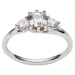 Bague de fiançailles à trois pierres en or blanc 18 carats avec diamants de Serafino