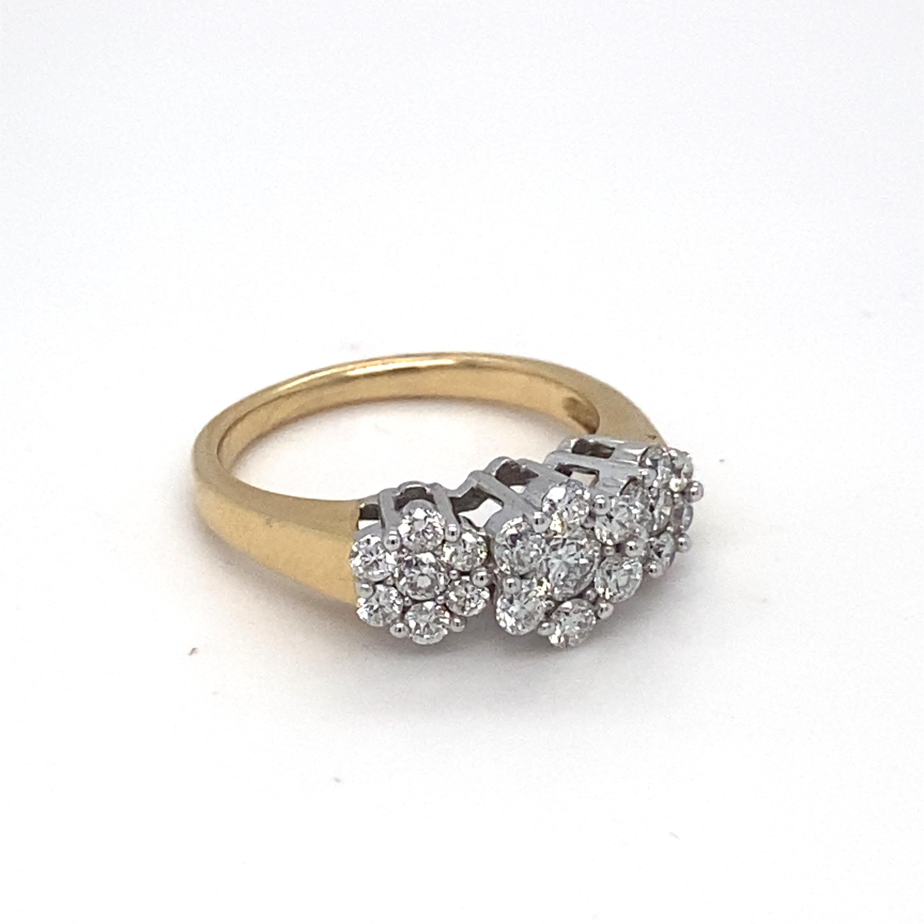I diamanti a grappolo sono montati insieme per assomigliare a tre diamanti solitari. Incastonato in oro 14K, bianco e giallo, bicolore. Comodo da indossare e perfetto per l'uso quotidiano.
Peso totale del diamante: Circa 1,5 carati 