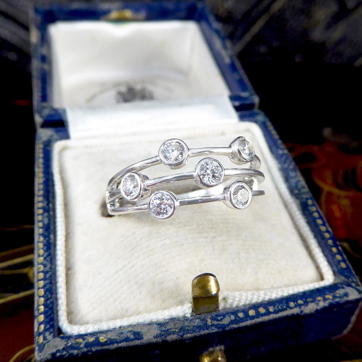 Dreistrangiger Diamantring im Blasenstil aus 18 Karat Weißgold mit Diamanten im Angebot 1
