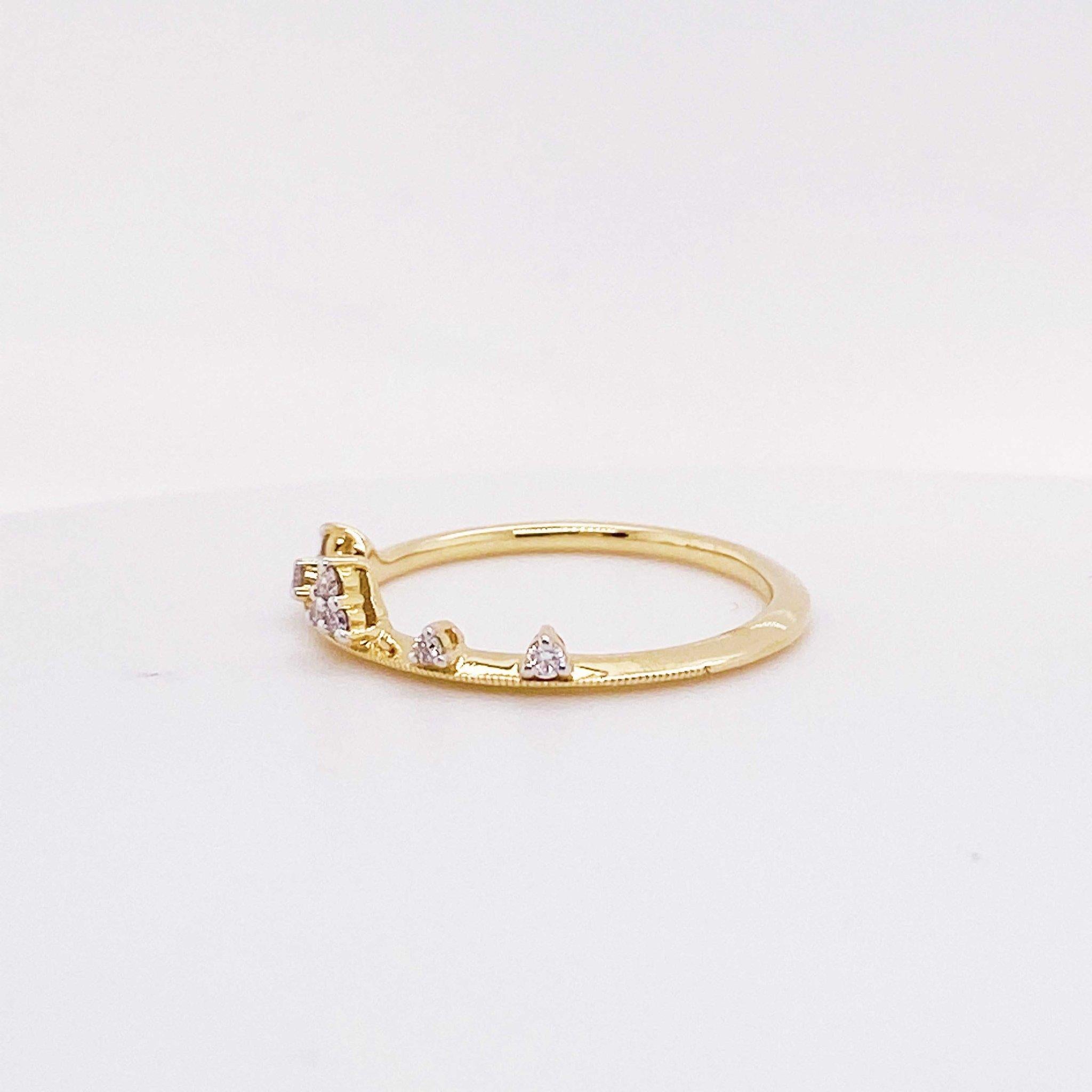 Magnifique bague diadème en diamant ! Ce magnifique bracelet en diamants est digne d'une reine ! Avec des diamants ronds et brillants sertis dans un diadème en or 14k. Cette bague diadème en diamants peut être portée seule comme une pièce unique ou