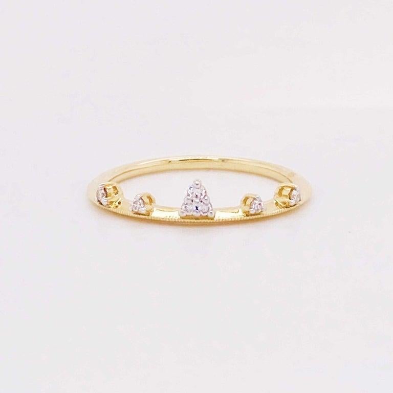Taille ronde Bracelet diadème à la mode en or jaune 14 carats avec diamants ronds et motif couronne en vente