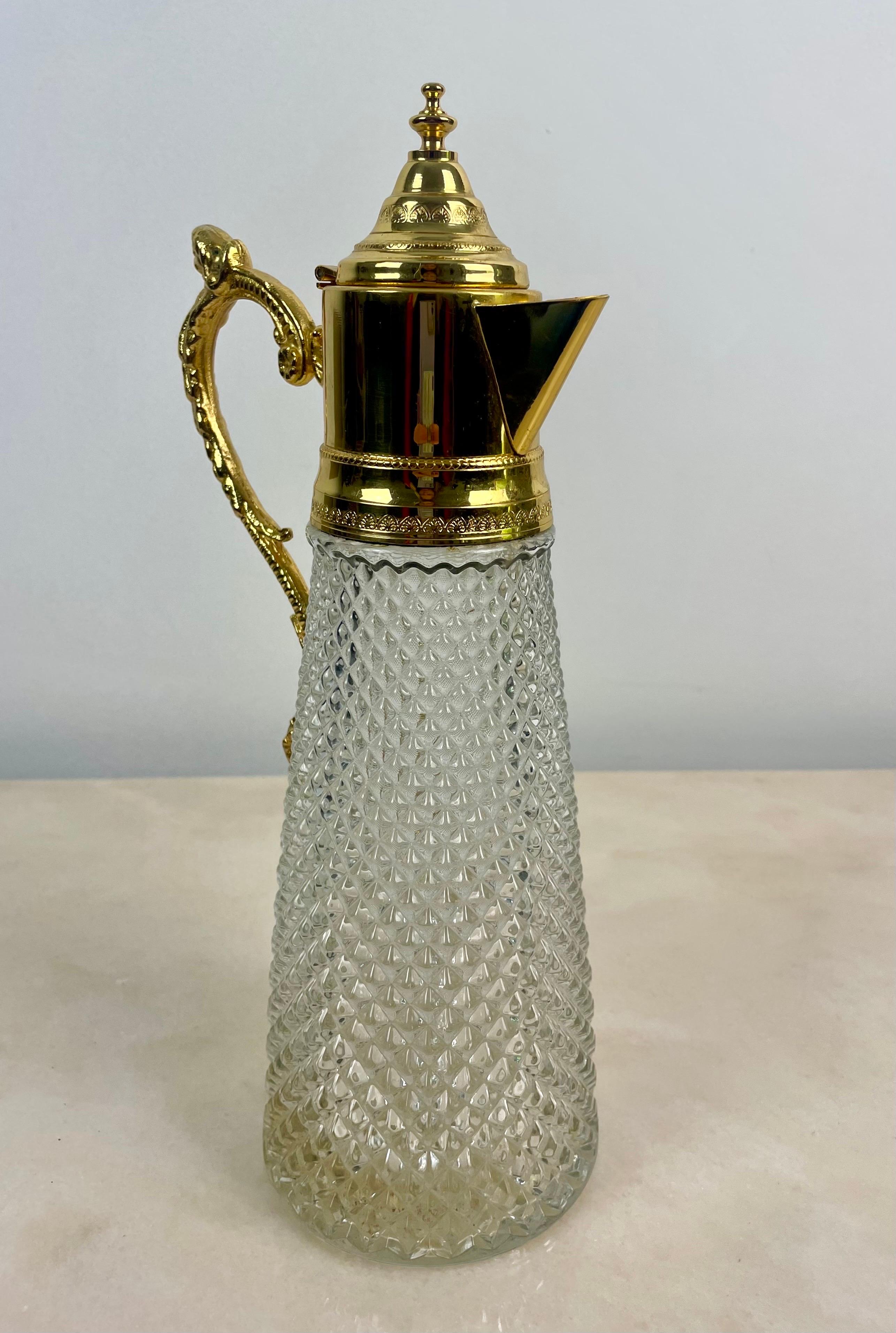 Sublime ewer jug in crystal and gilded metal. Art Deco.
The Crystal is cut in a diamond point which gives this
Jug carafe a very refined style.
The diamond point crystal is indeed very elegant.
Very nice work on the curves of the golden frame, of