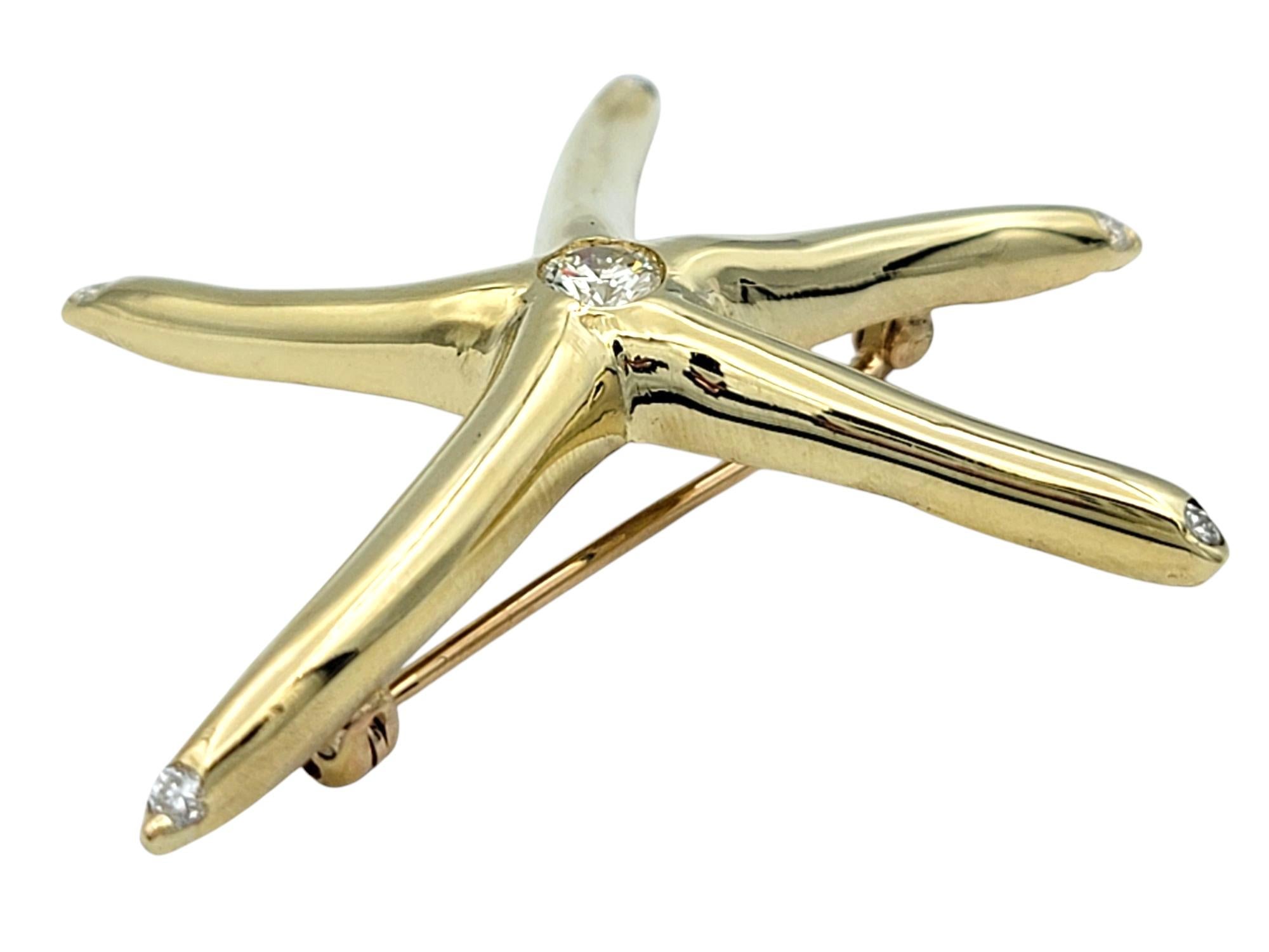 Taille ronde Broche étoile de mer avec diamants en or jaune poli 14 carats en vente