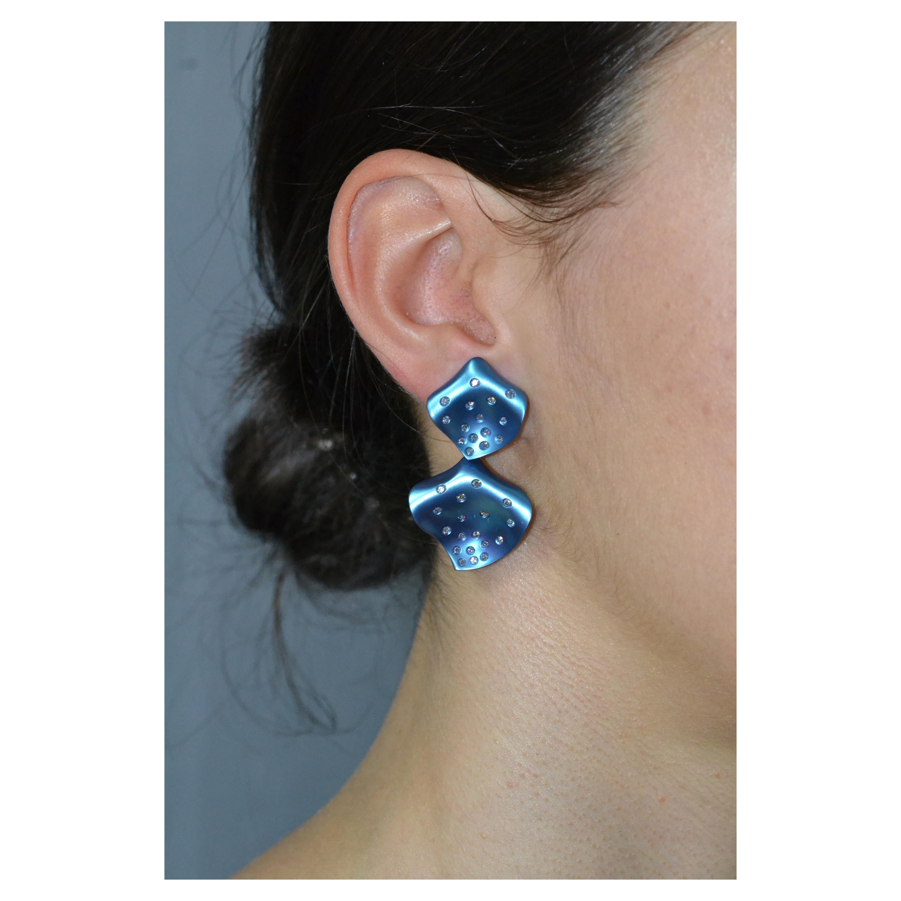Boucles d'oreilles pétales en diamant titane or blanc 18KT fait à la main en Italie