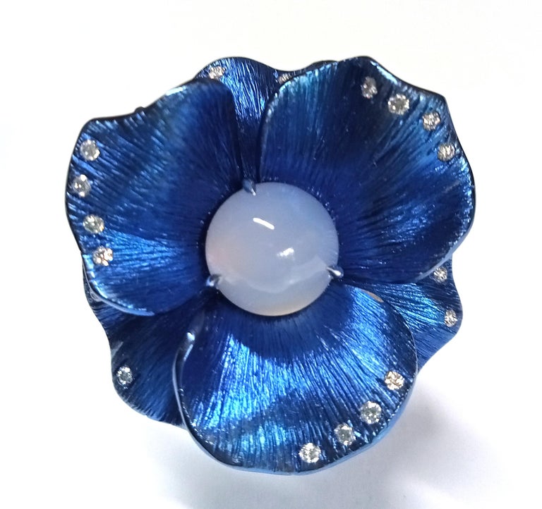 Refined and enchanting Happy Flower ring, designed and handcrafted in Margherita Burgener family workshop, Italy.
Petals are handmade  in titanium, oxydated in blue. The color is stable. some little diamonds are set on each petal giving a little