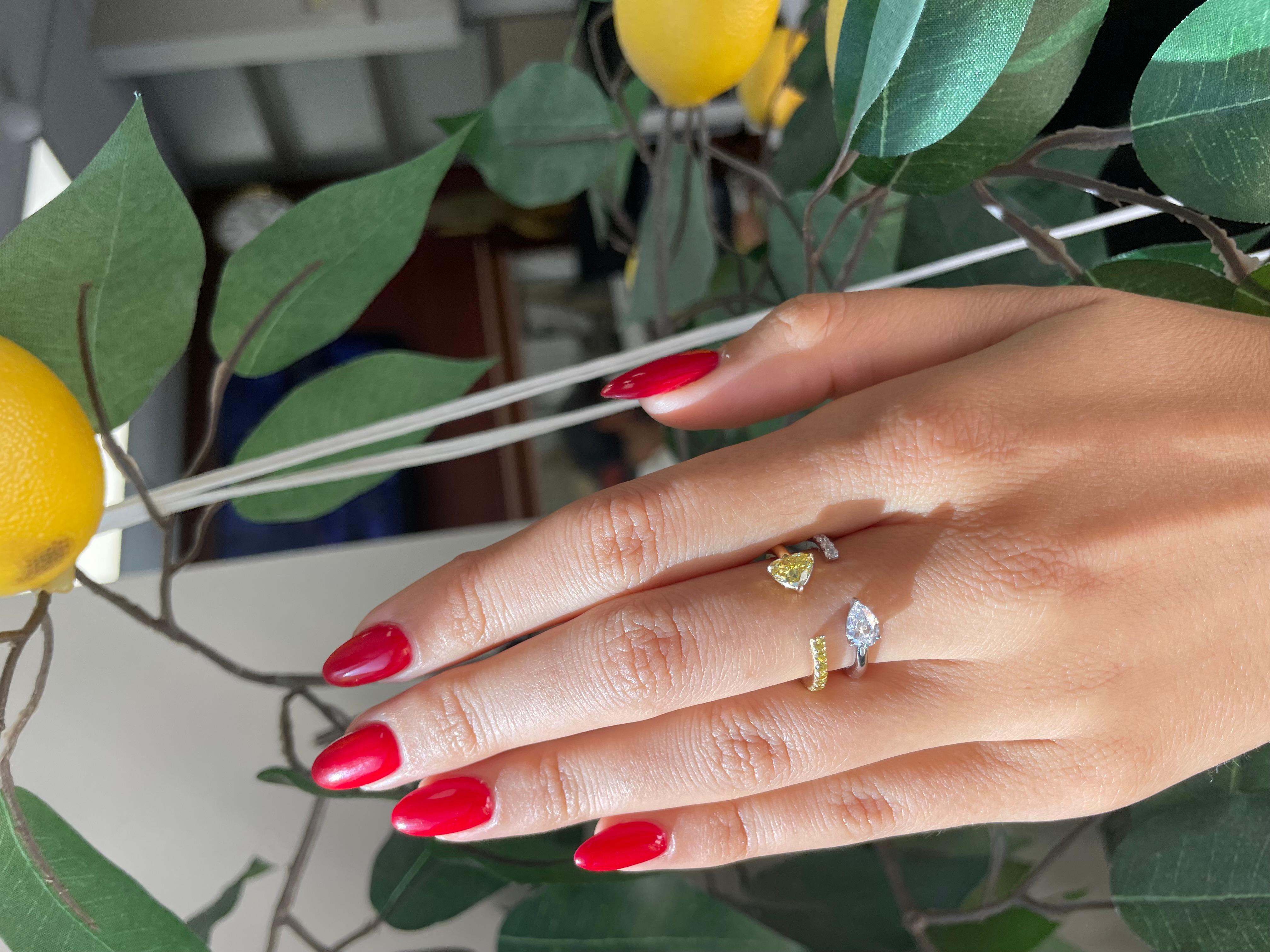 Voici une bague Toi et Moi en diamant exceptionnelle, au design vraiment unique. Ornée d'un diamant jaune vif de 0,49 carat en forme de cœur, certifié SI1 par le GIA, et de diamants incolores en forme de poire, totalisant 0,39 carat, cette bague est