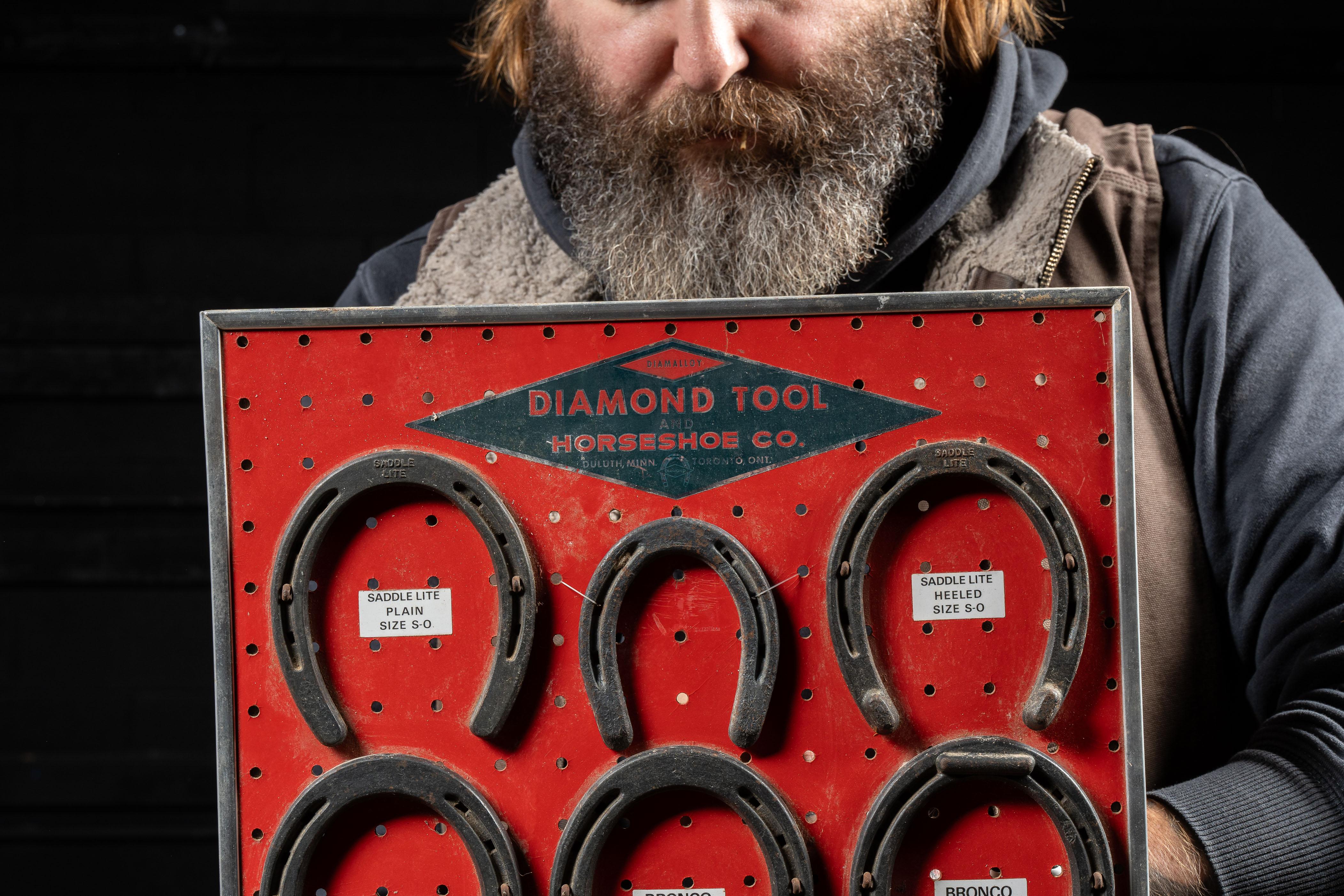 c. Années 1930/1940 ; Diamond Tool Horseshoe Co. - Duluth, MN

Présentoir de point de vente en fer à cheval vintage.

Cette pièce a été utilisée pour faire de la publicité et présenter les fers à cheval fabriqués par Diamond Tool, fondée en 1908 à