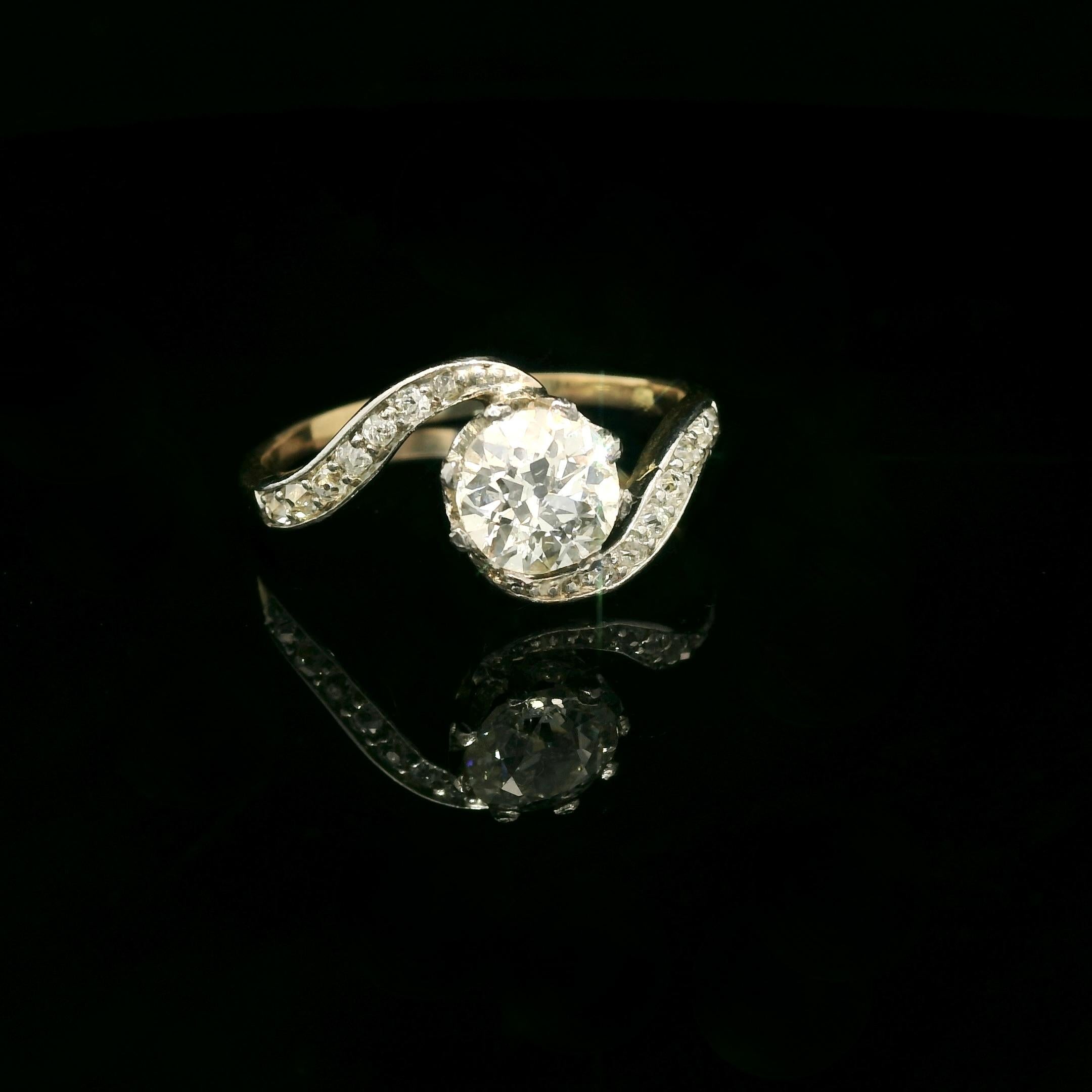 Anello tourbillon del 1900 - 1910 circa. 

Anello con diamante centrale a taglio europeo di circa 0,95 carati (colore stimato I - purezza Si) e 7 piccoli diamanti a taglio europeo per un totale di circa 0,50 carati. I diamanti sono brillanti e