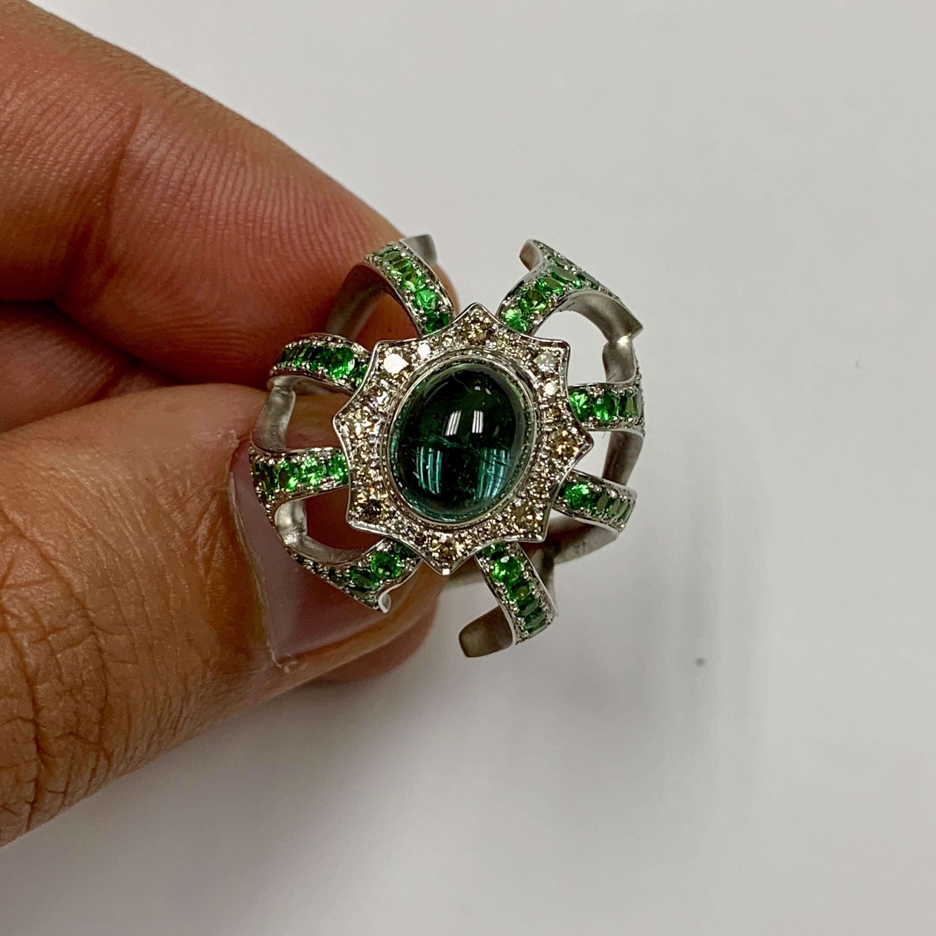 Diamant Turmalin Tsavorit 18 Karat Weißgold Ring-Ohrringe Anhänger Suite im Zustand „Neu“ im Angebot in Bangkok, TH