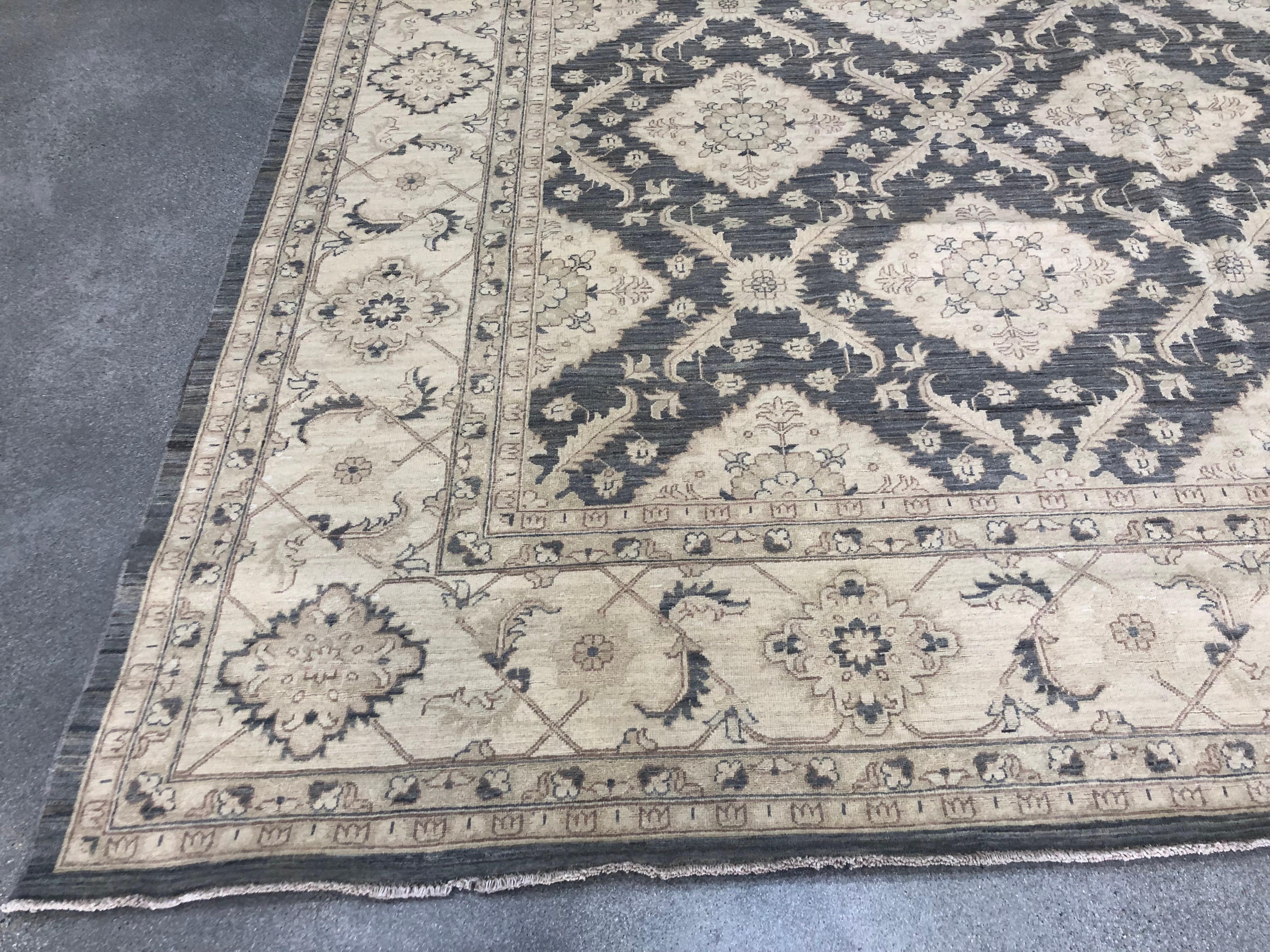 Diamond & Trellis Design Grey Wool Area Rug In New Condition For Sale In Los Angeles, CA