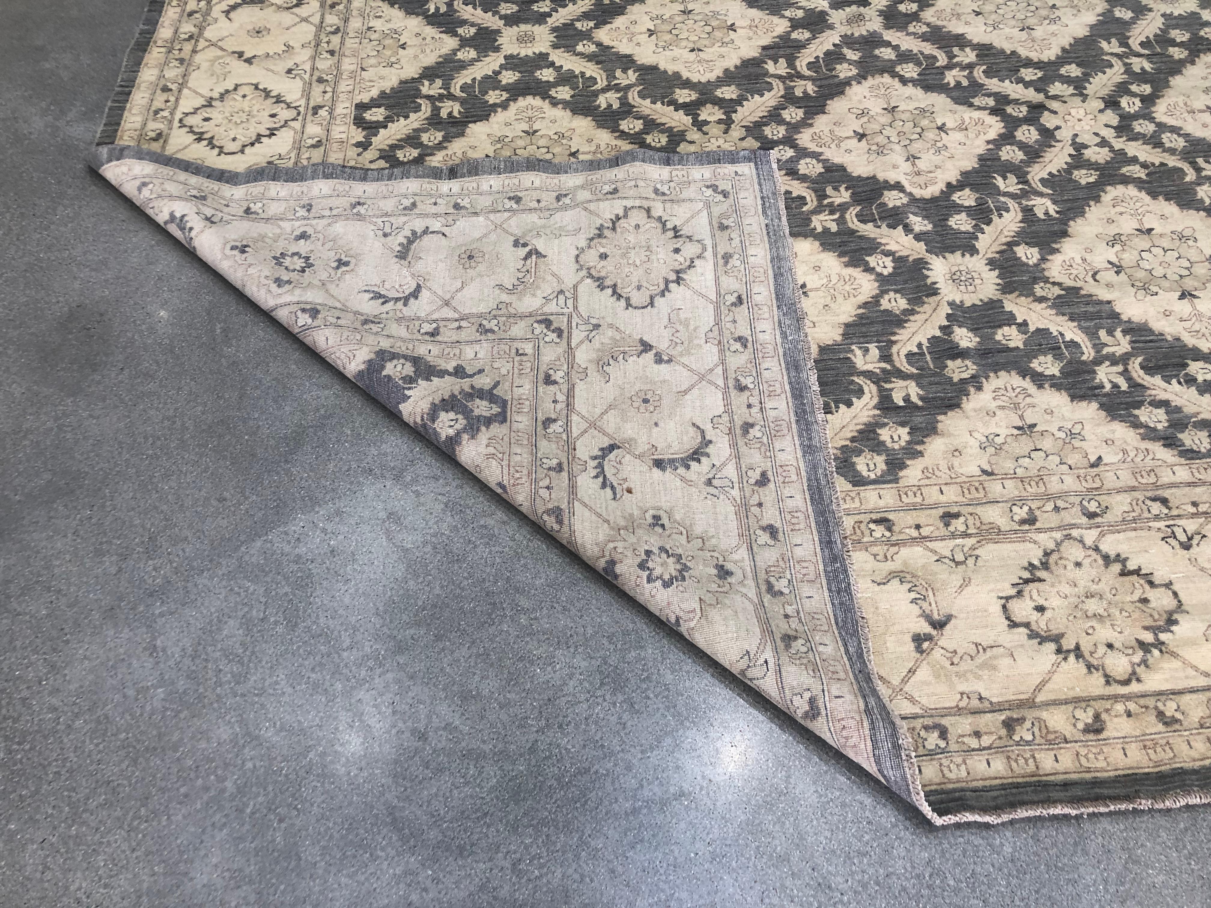 Laine Tapis de laine gris Diamond & Trellis Design en vente