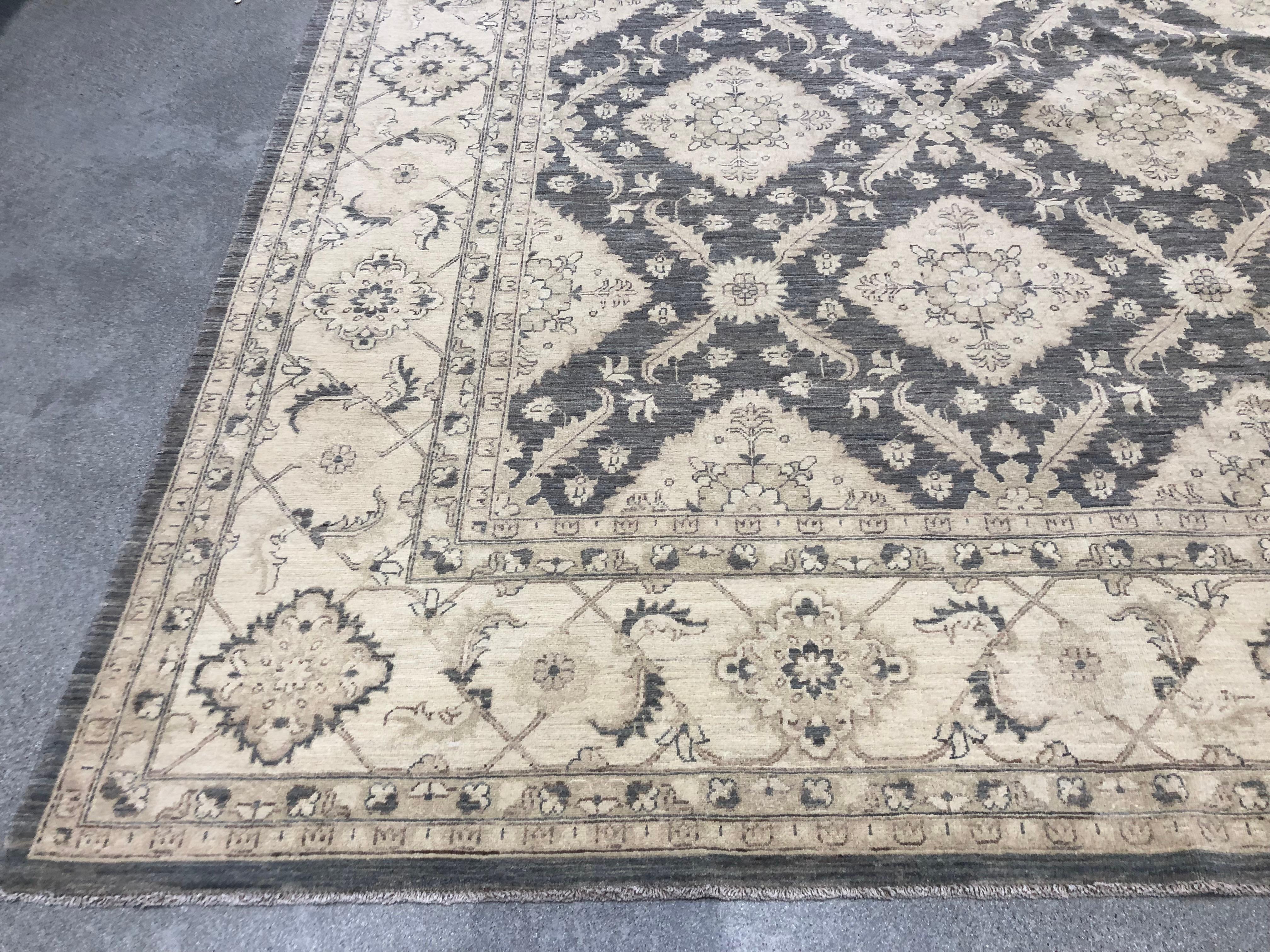 Diamond & Trellis Design Grey Wool Area Rug For Sale 2