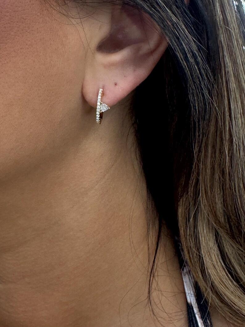 Contemporain Boucles d'oreilles triangle diamant 0.42 carats or jaune 14 carats 2.4 grammes en vente