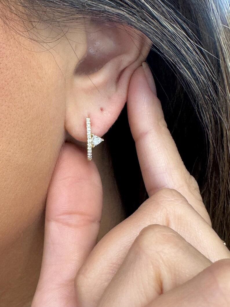 Taille ronde Boucles d'oreilles triangle diamant 0.42 carats or jaune 14 carats 2.4 grammes en vente