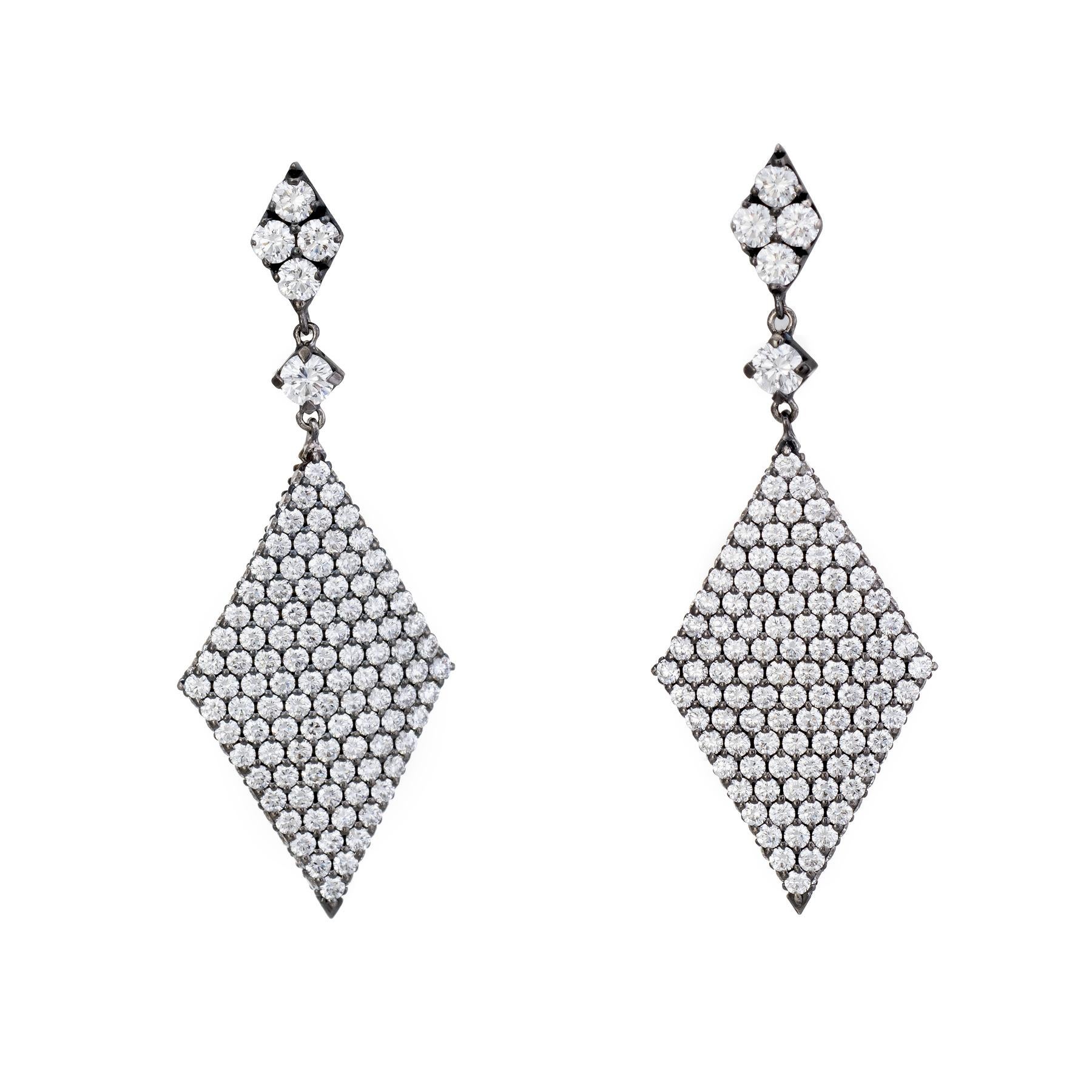 Élégante paire de boucles d'oreilles pendantes en forme de triangle, fabriquées en or noirci 18 carats. 

La taille des diamants ronds de taille brillant varie de 0,01 à 0,02 carats, pour un total estimé à 1,66 carats. Les diamants sont estimés de