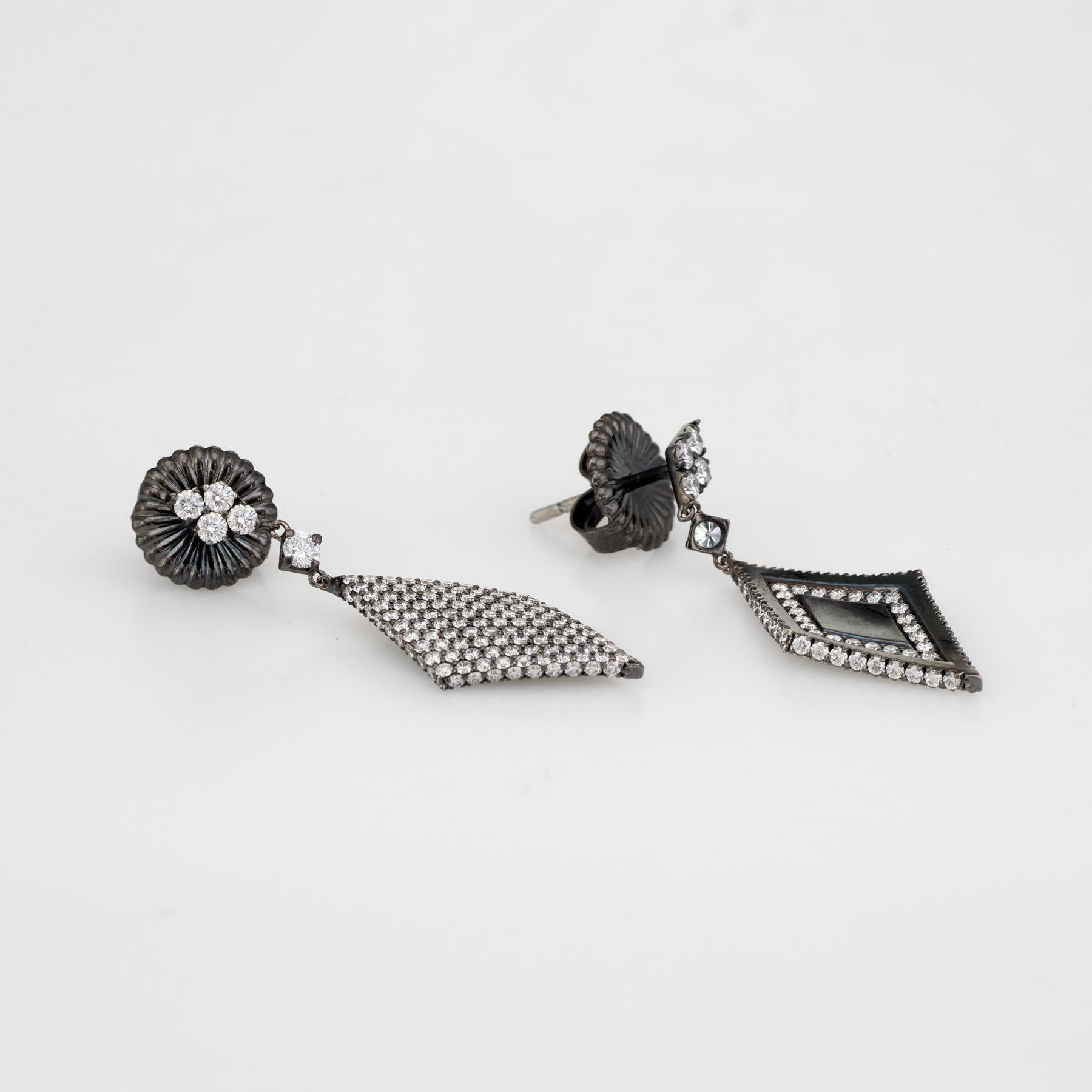 Moderne Boucles d'oreilles pendantes en diamant triangulaire, en or noirci 18 ct. en vente