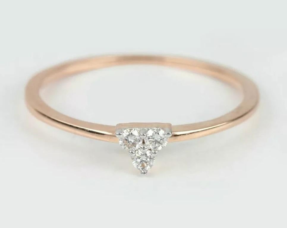 Taille ronde Bague à double empilable en or 14 carats avec diamants en forme de triangle en vente