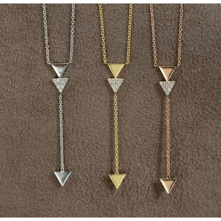 Taille ronde Collier superposé triangulaire en or massif 14 carats avec diamants en forme de trillion en vente