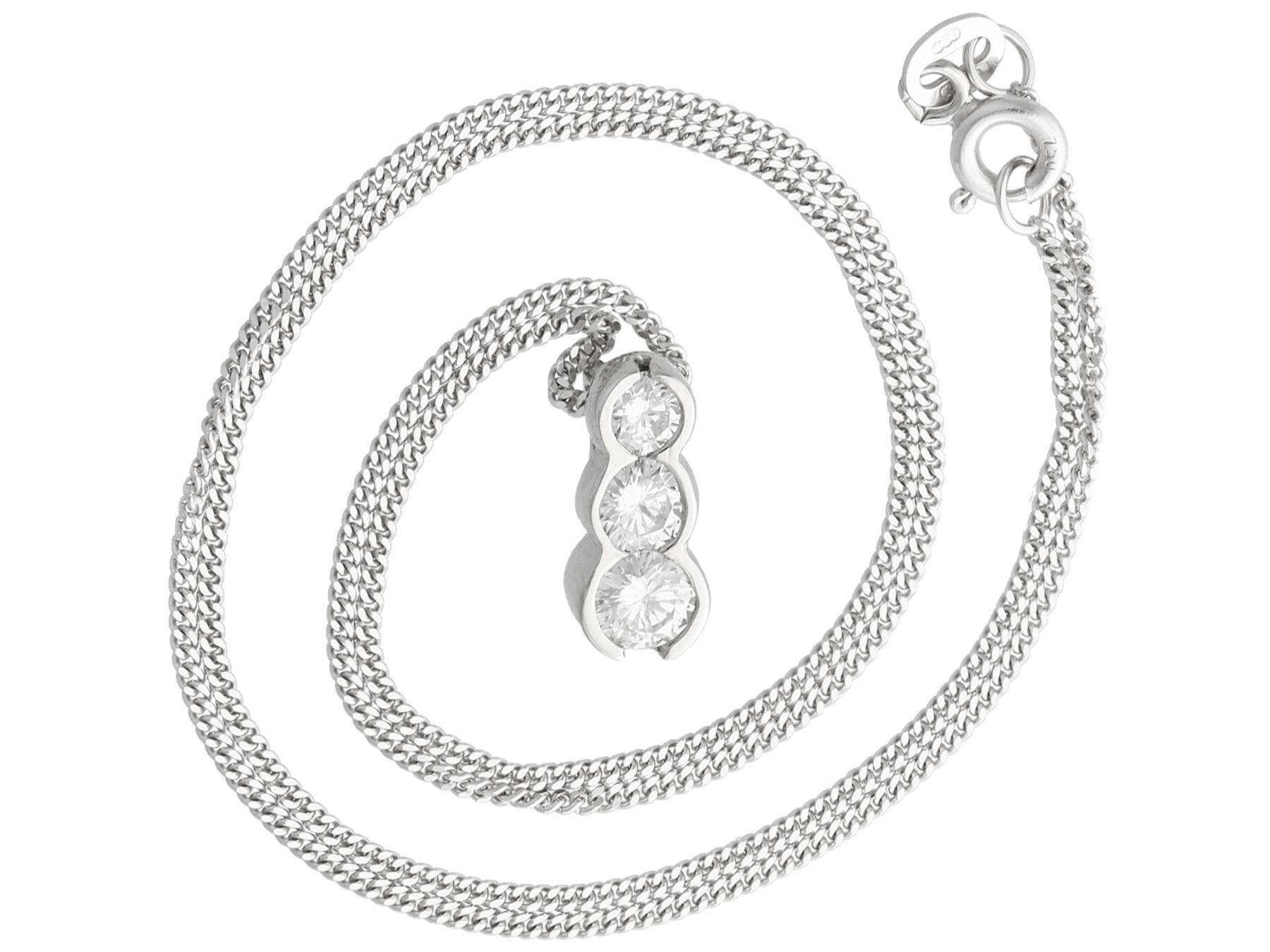 Un raffinato trilogy/pendente a tre pietre in platino e diamanti da 0,58 carati; fa parte delle nostre diverse collezioni di gioielli contemporanei e di gioielli di proprietà.

Questo raffinato pendente contemporaneo con tre pietre è stato