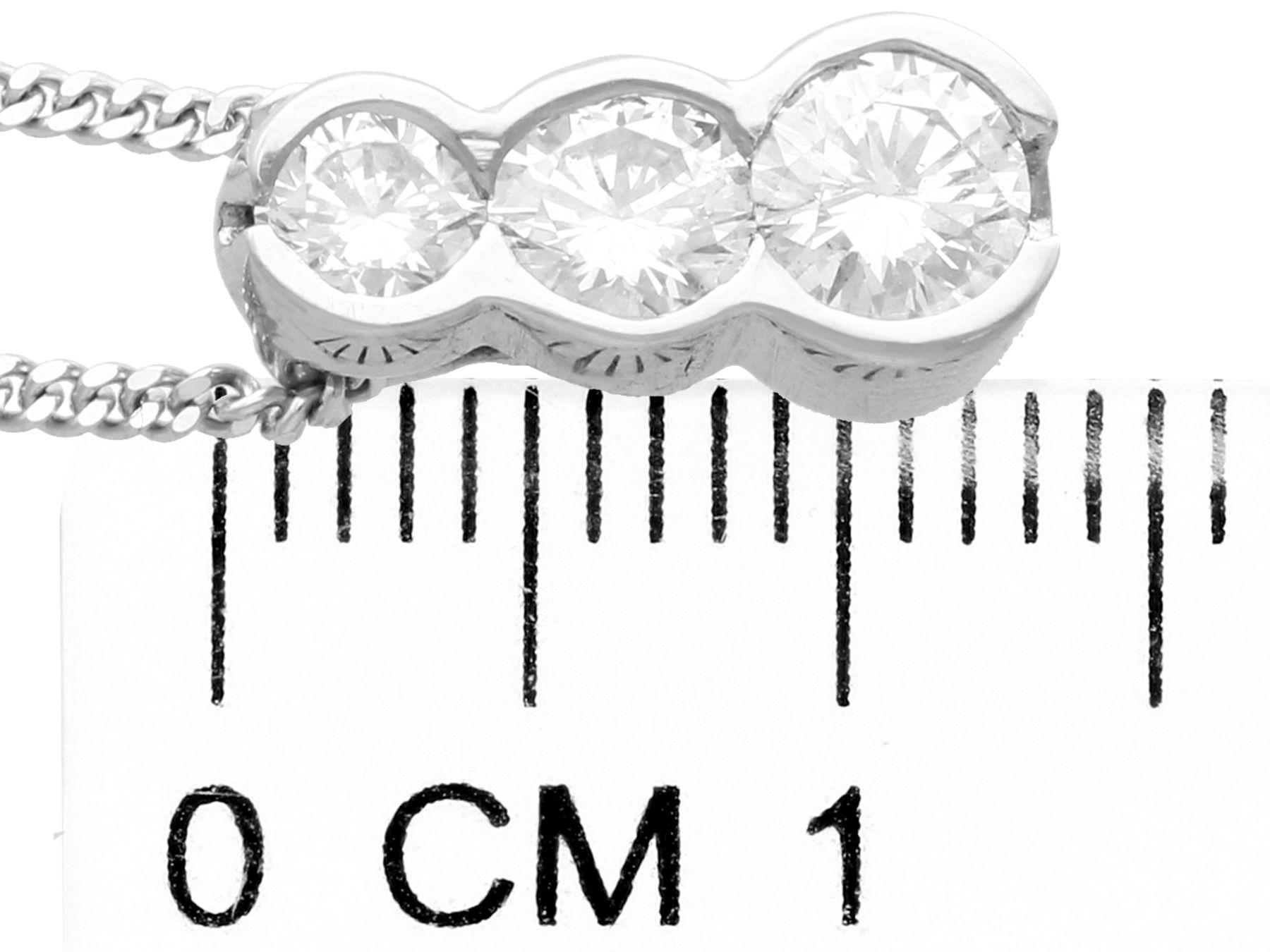 Ciondolo in platino con trilogia di diamanti in vendita 1