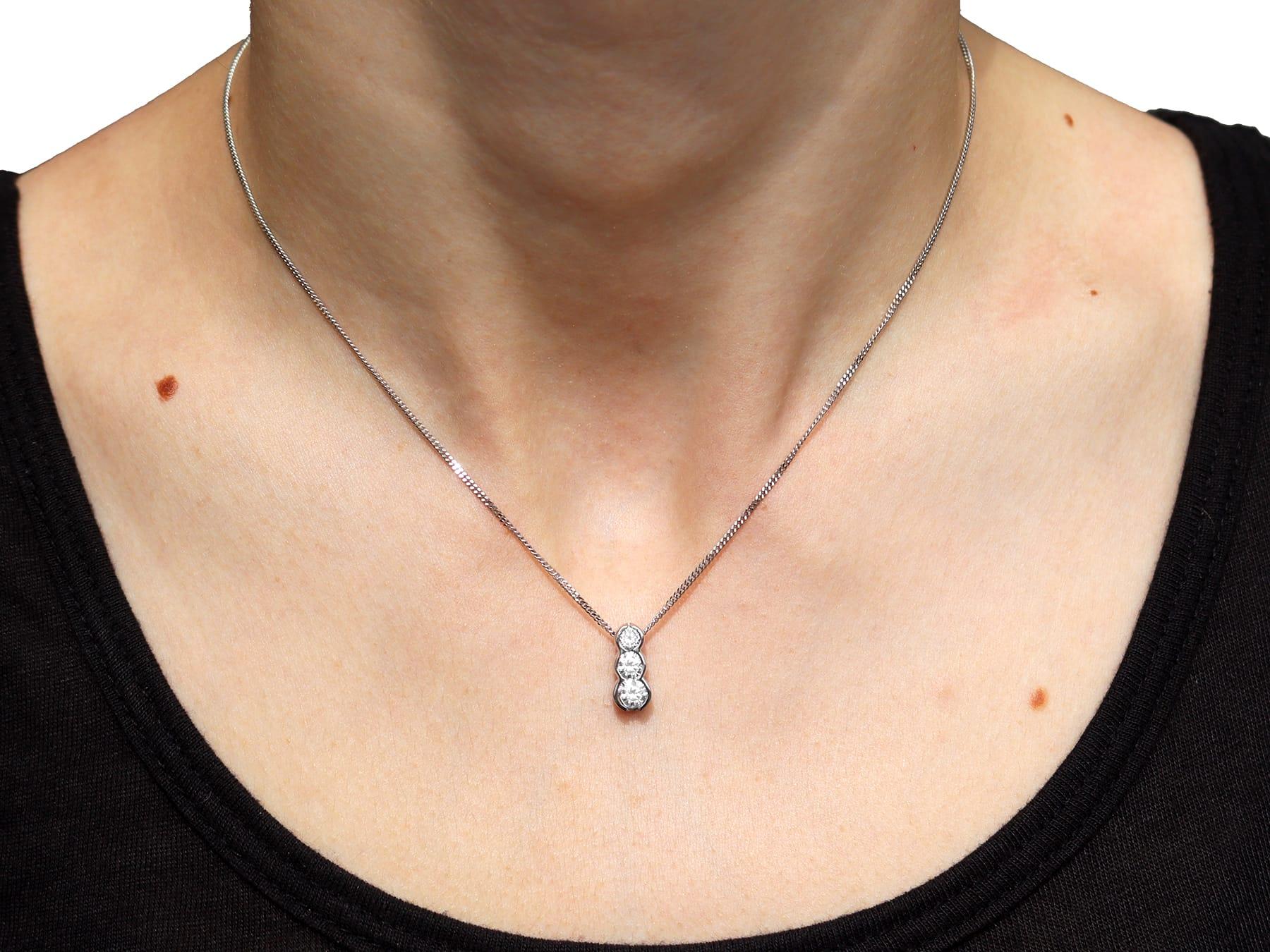 Ciondolo in platino con trilogia di diamanti in vendita 3