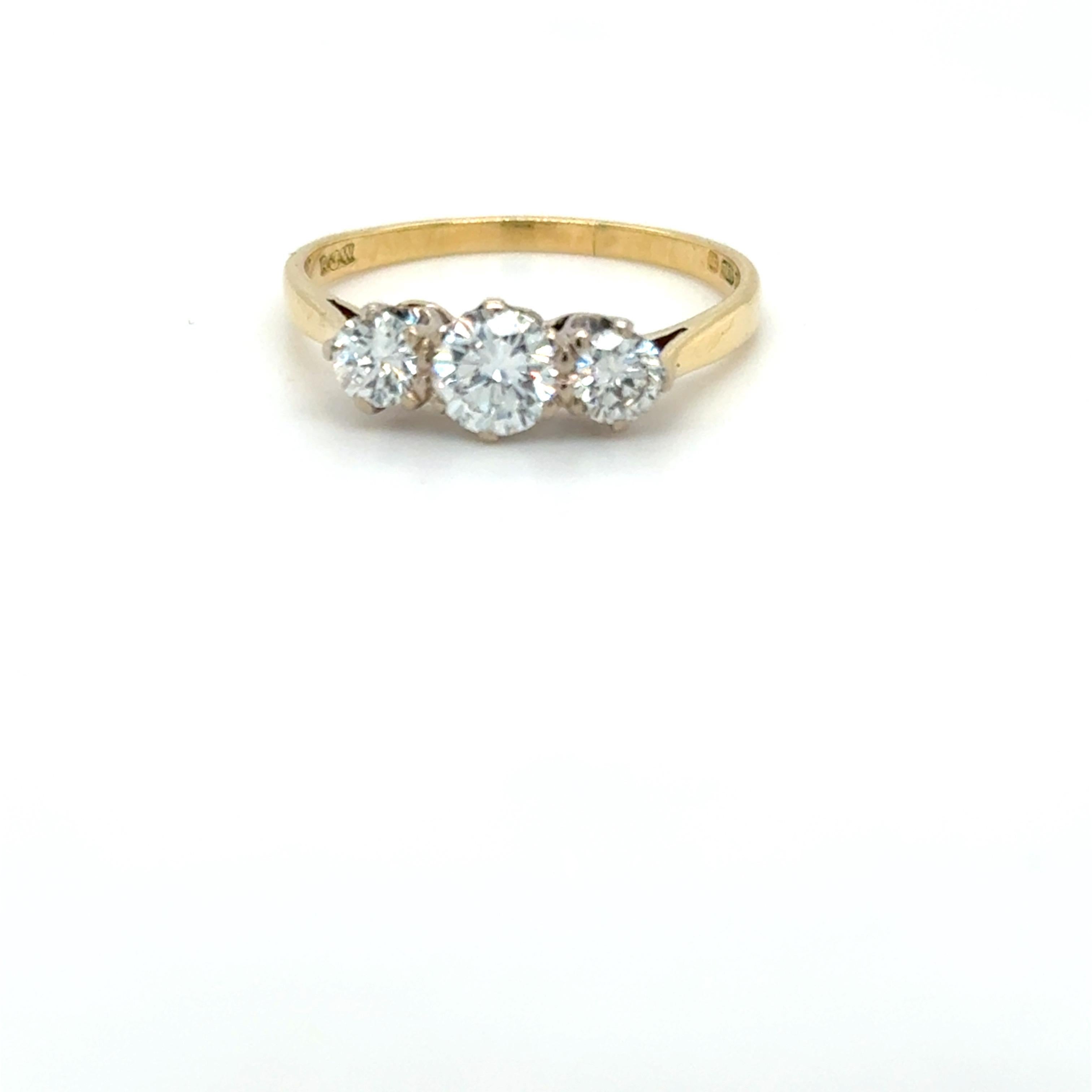 Diamant Trilogy-Ring aus 18 Karat Gold mit sehr funkelnden, feinen Diamanten im Angebot 4