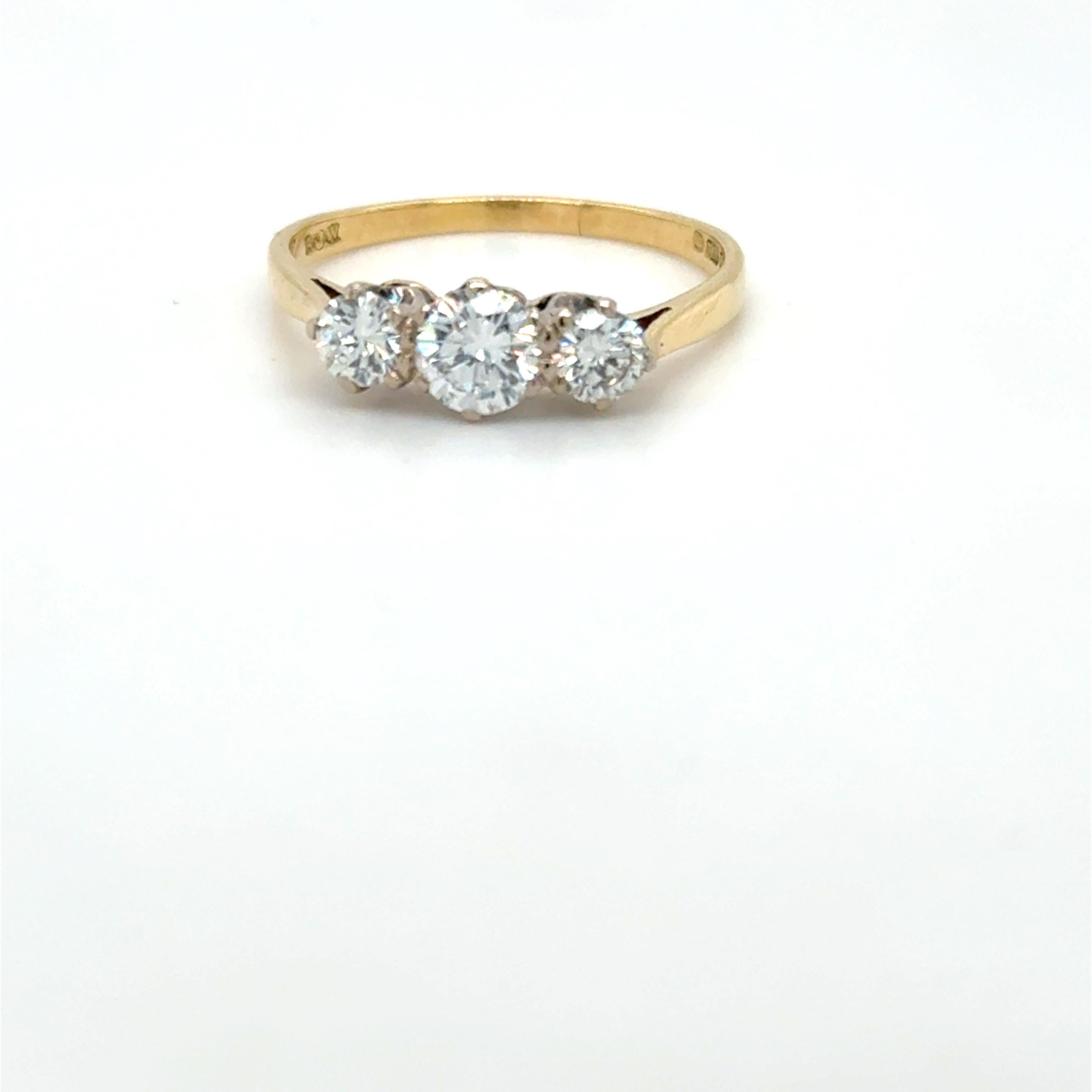 Diamant Trilogy-Ring aus 18 Karat Gold mit sehr funkelnden, feinen Diamanten im Angebot 5