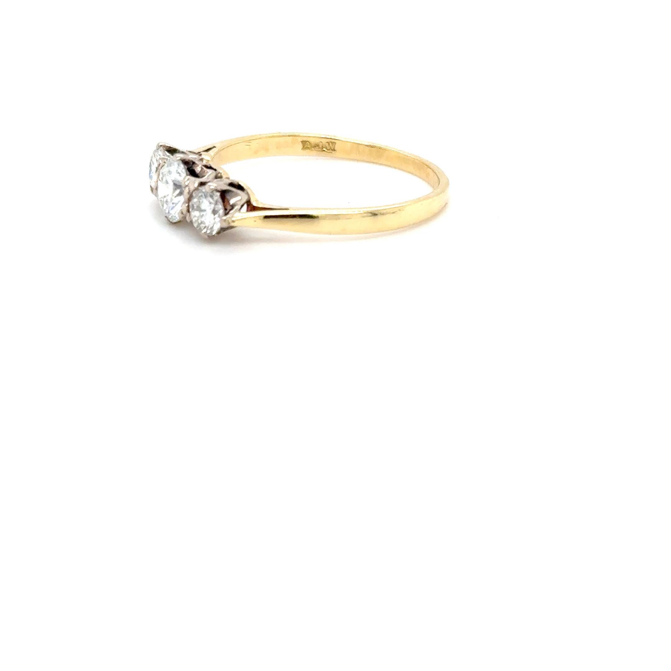 Eine beeindruckende  Hübscher und funkelnder Ring aus 18-karätigem Gelbgold mit einer Spitze aus 18-karätigem Weißgold, der etwa in den 1920er Jahren hergestellt wurde. Er wurde mit drei sehr feinen, strahlend weißen Krallen besetzt.  Diamanten. Der
