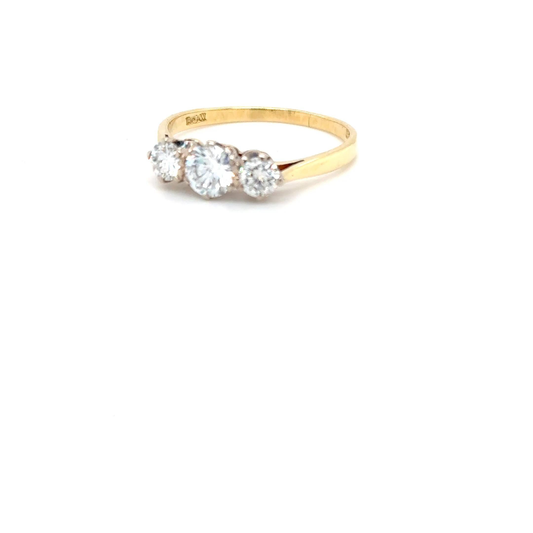 Diamant Trilogy-Ring aus 18 Karat Gold mit sehr funkelnden, feinen Diamanten (Art déco) im Angebot