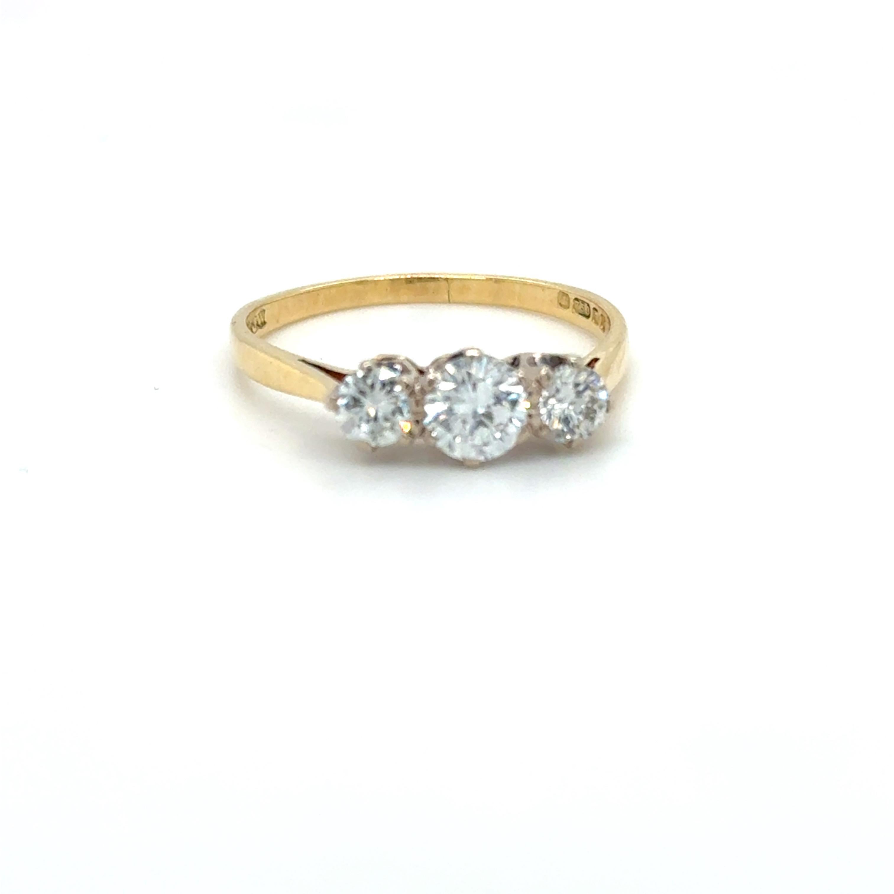 Diamant Trilogy-Ring aus 18 Karat Gold mit sehr funkelnden, feinen Diamanten (Rundschliff) im Angebot