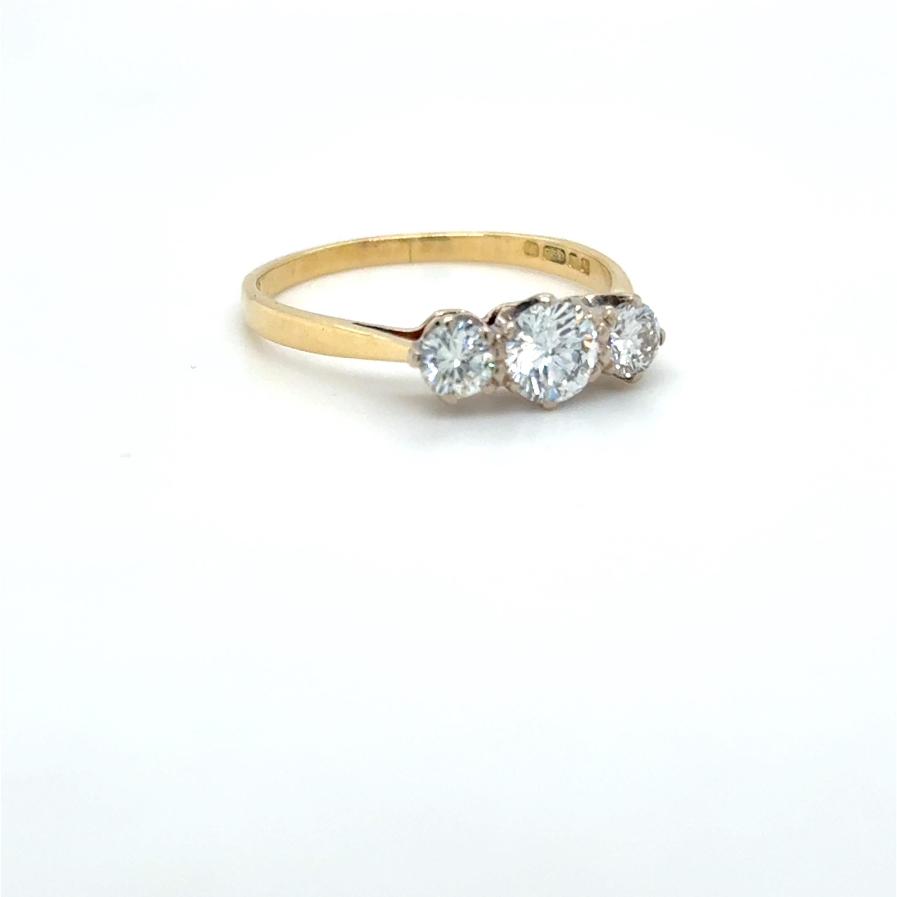 Diamant Trilogy-Ring aus 18 Karat Gold mit sehr funkelnden, feinen Diamanten Damen im Angebot
