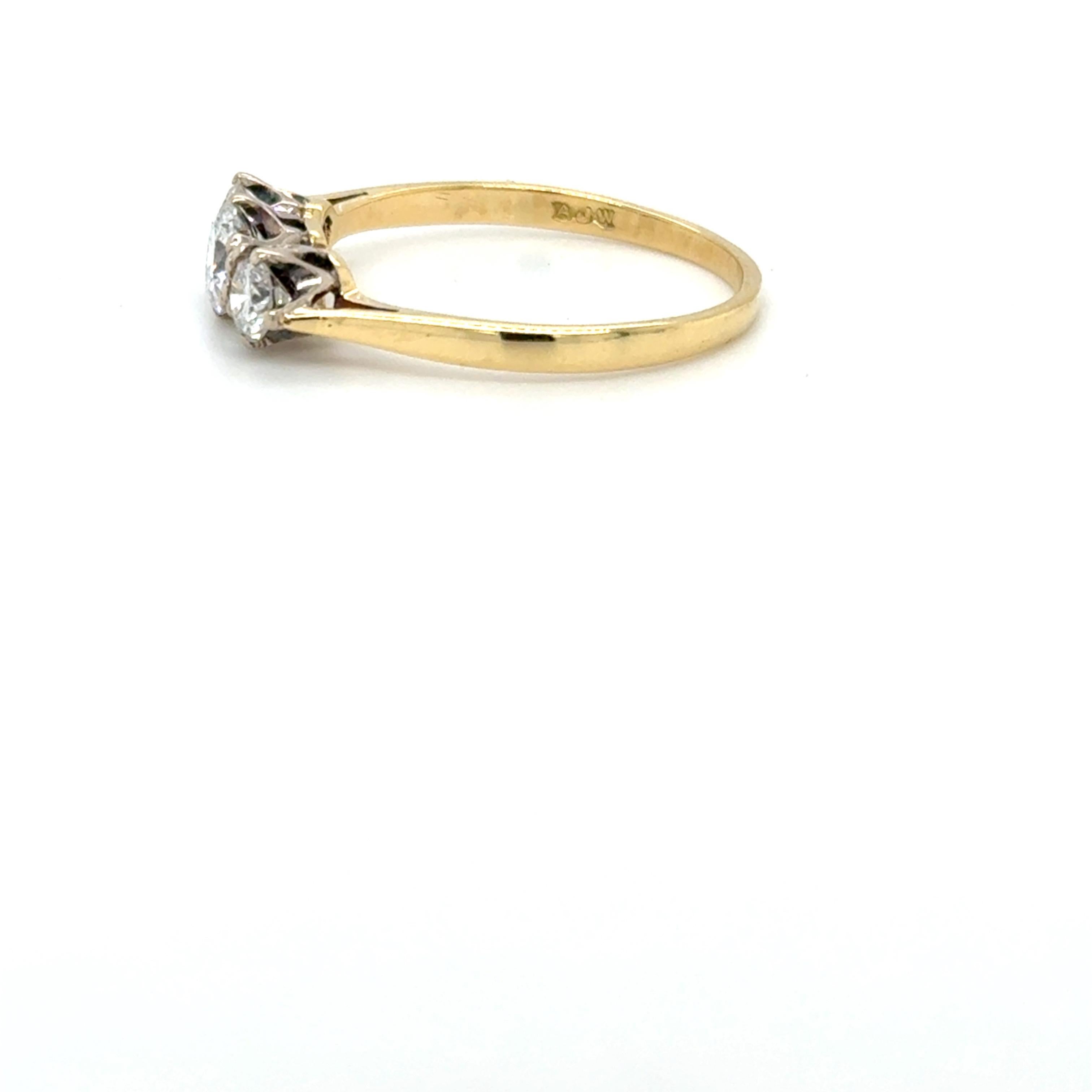 Diamant Trilogy-Ring aus 18 Karat Gold mit sehr funkelnden, feinen Diamanten im Angebot 1