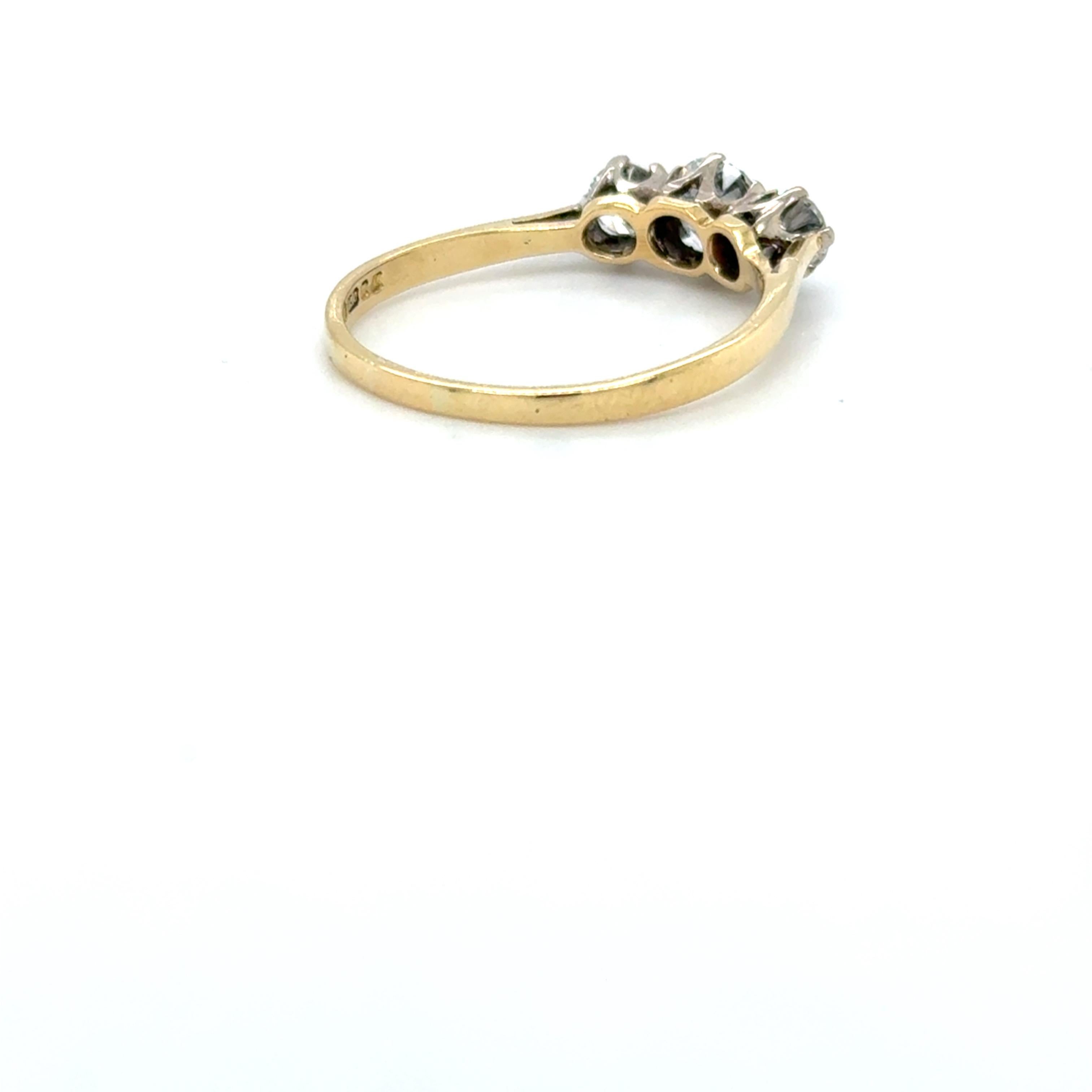 Diamant Trilogy-Ring aus 18 Karat Gold mit sehr funkelnden, feinen Diamanten im Angebot 2