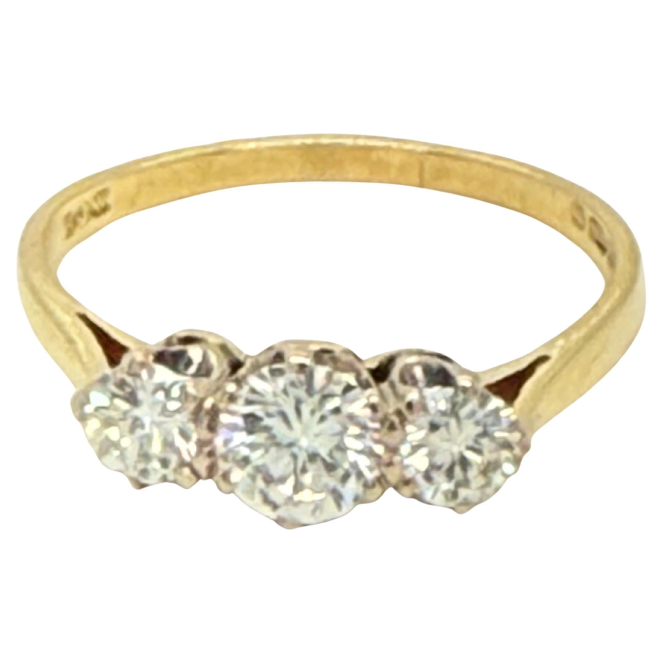Diamant Trilogy-Ring aus 18 Karat Gold mit sehr funkelnden, feinen Diamanten im Angebot