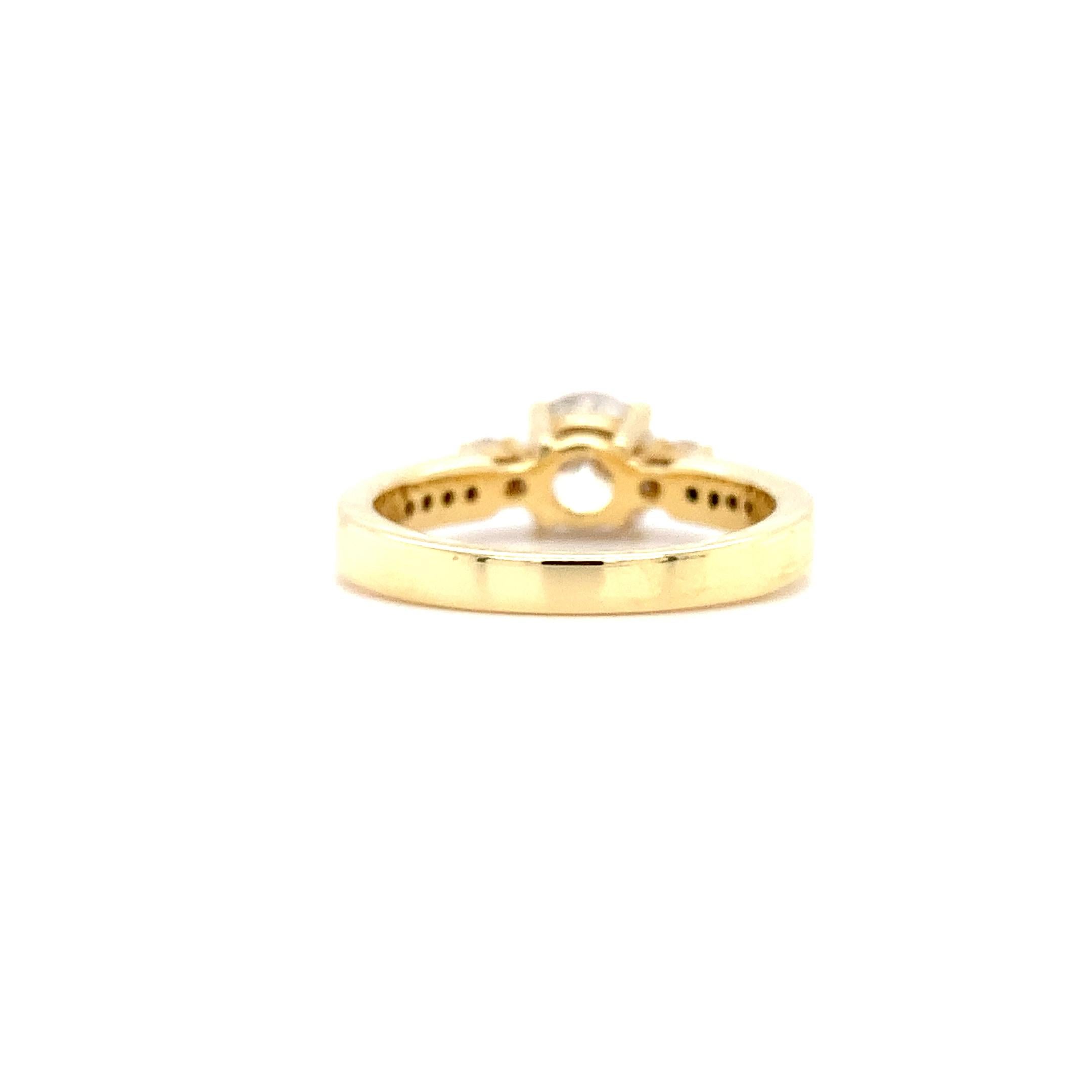 Diamond trilogy three stone engagement ring 18k yellow gold In New Condition For Sale In London, GB