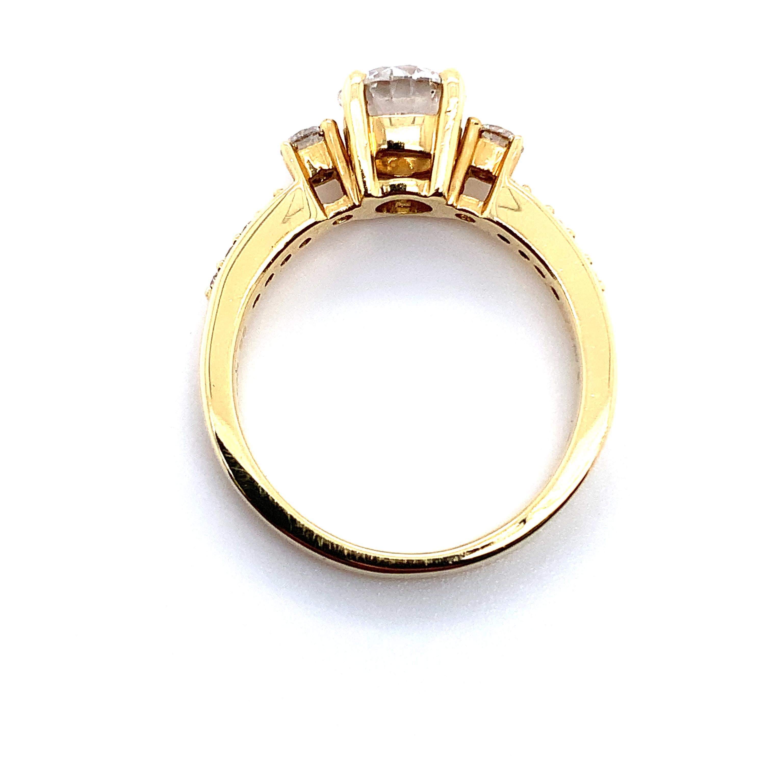 Diamond trilogy three stone engagement ring 18k yellow gold For Sale 1